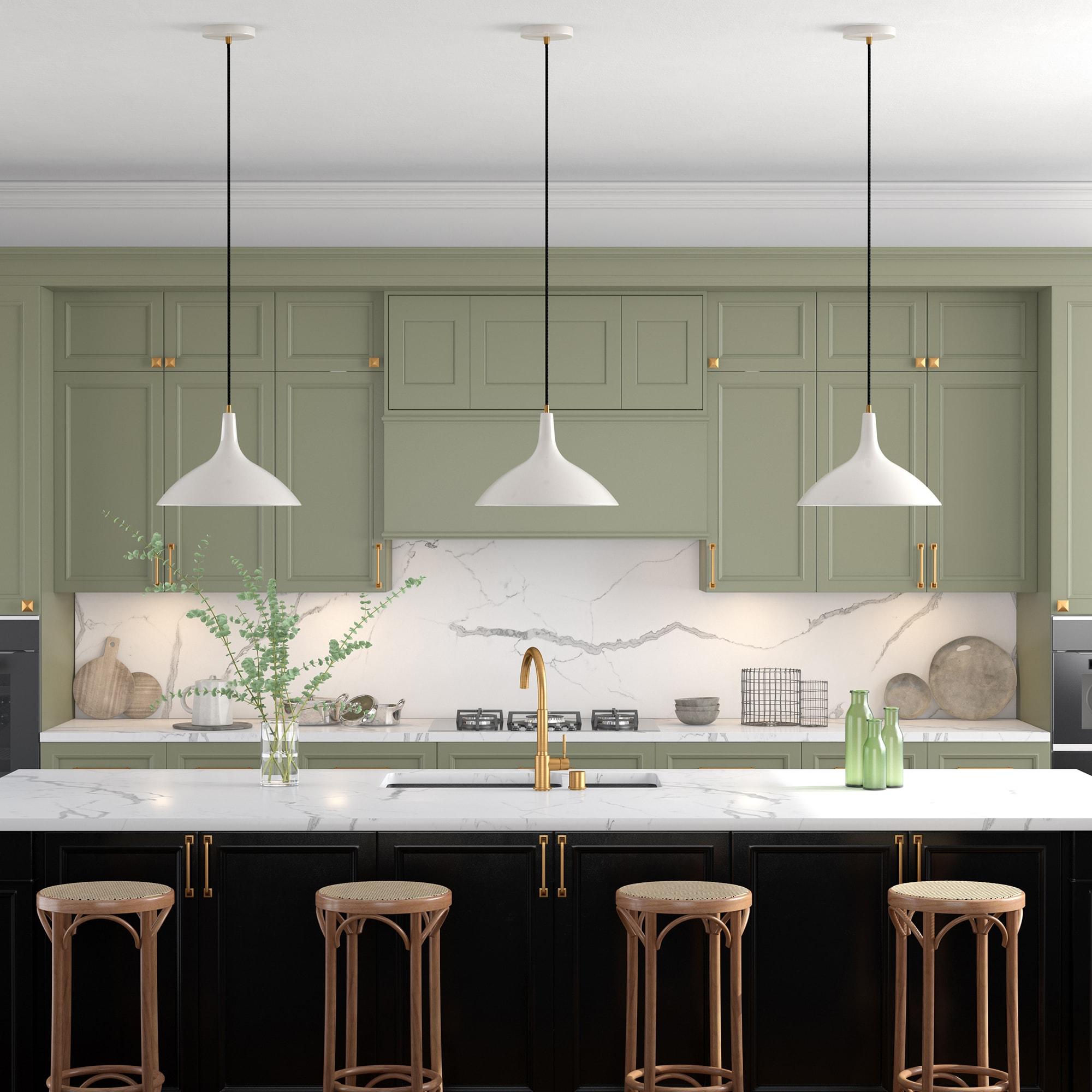 Evelyn&Zoe 14" Pearled White/Brass Metal Pendant