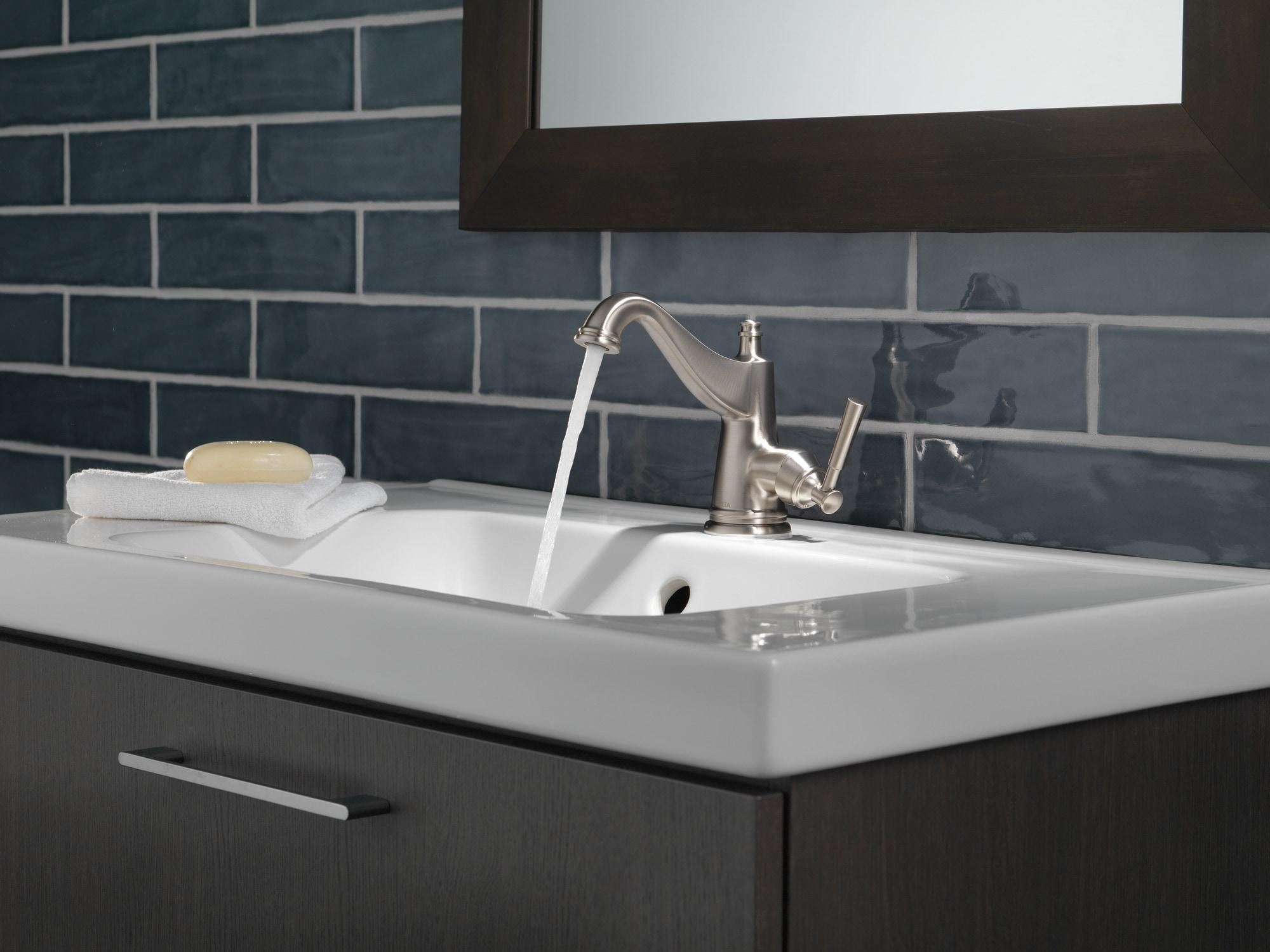 Mylan Single Hole Bathroom Faucet with Drain Assembly, Single Handle Bathroom Sink Faucet