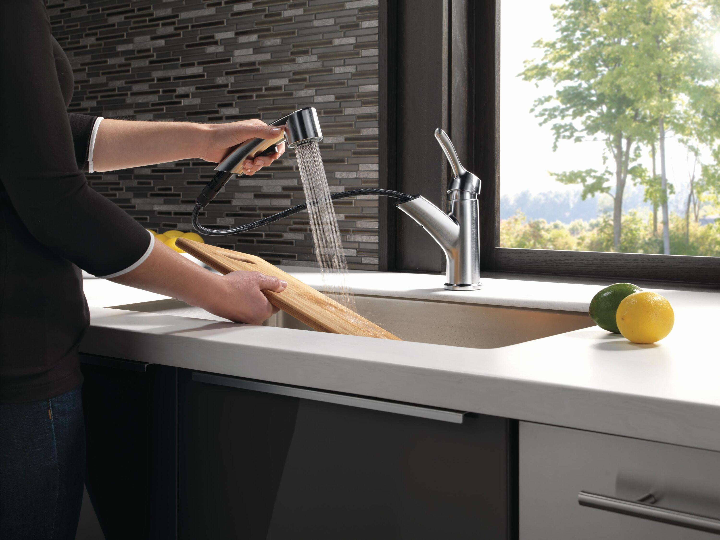 Collins Pull Out Sprayer Kitchen Sink Faucet, Single Handle Kitchen Faucet