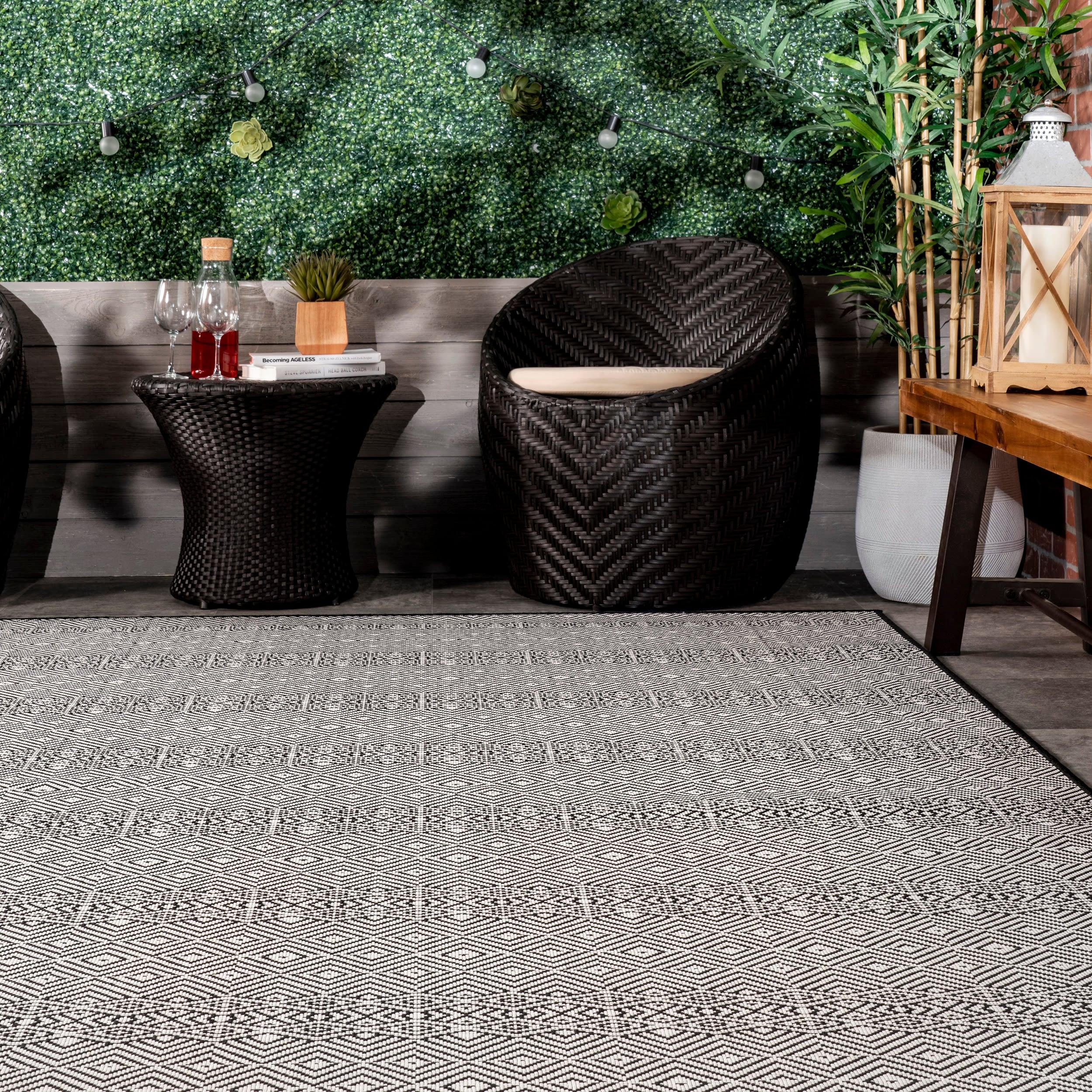 Nuloom Paloma Geometric 7x9 Indoor/Outdoor Area Rug for Living Room Patio Deck Front Porch Kitchen, Black/Ivory