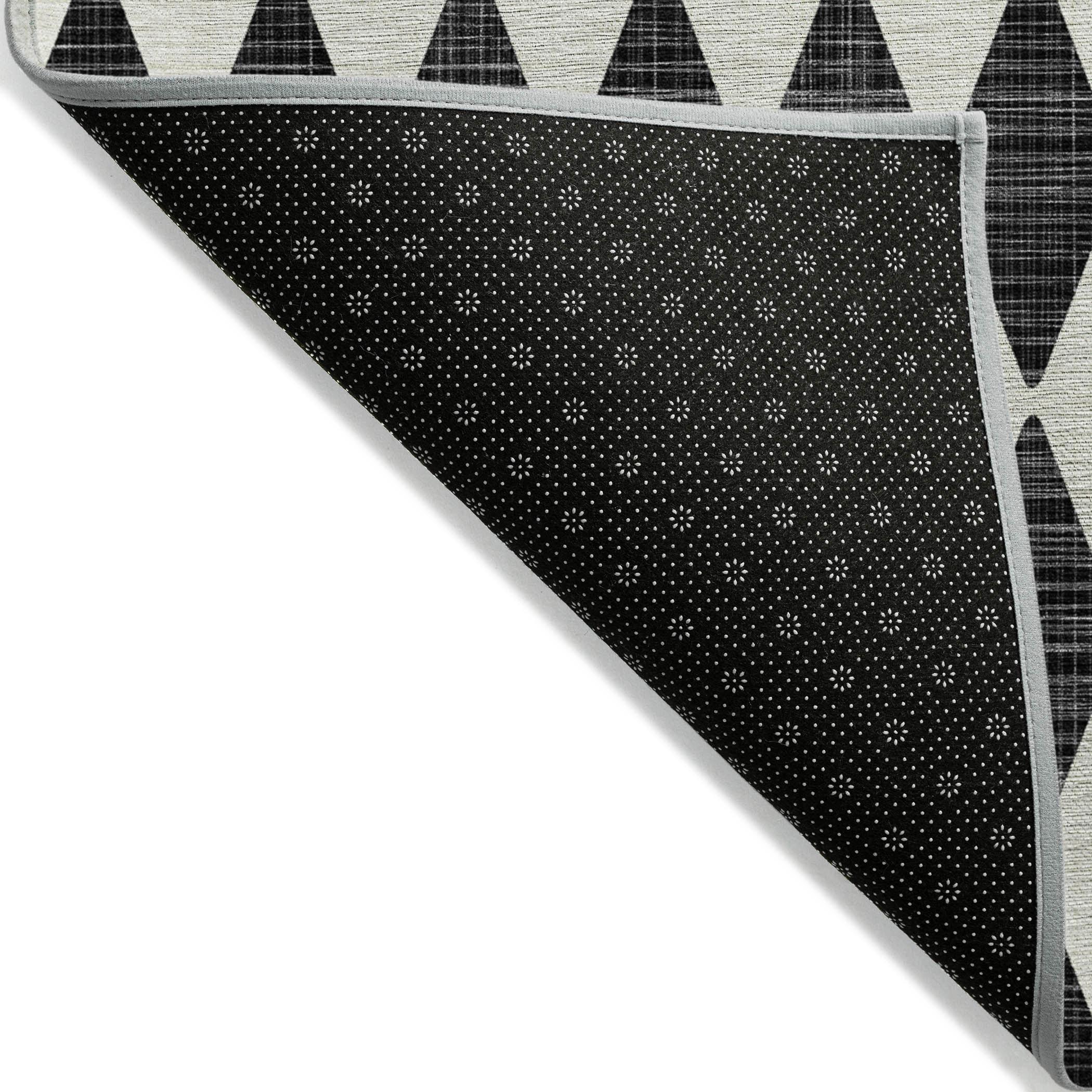 Chantille ACN578 Black 5 ft. x 7 ft. 6 in. Machine Washable Indoor/Outdoor Geometric Area Rug
