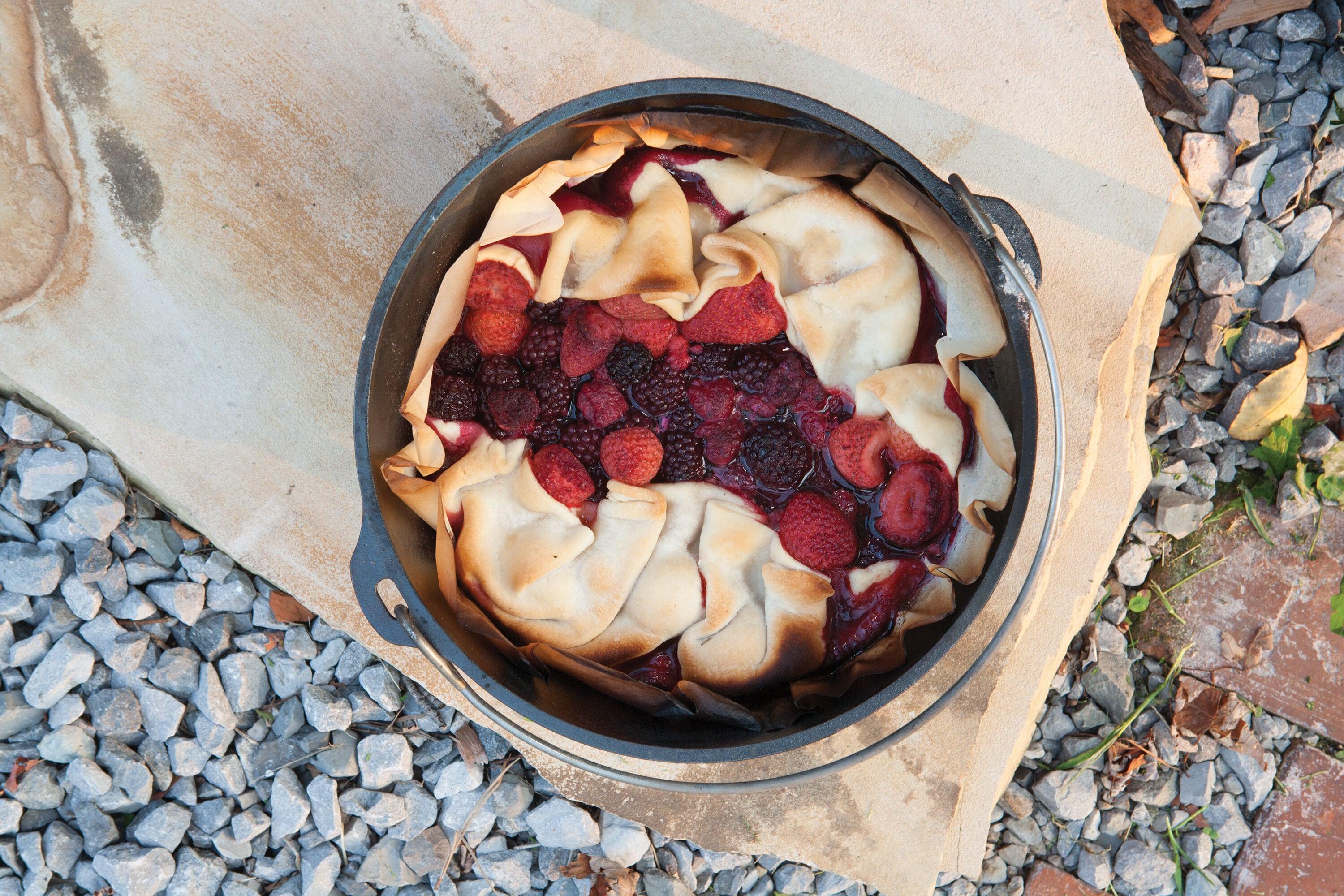 Lodge Cast Iron Camp Dutch Oven