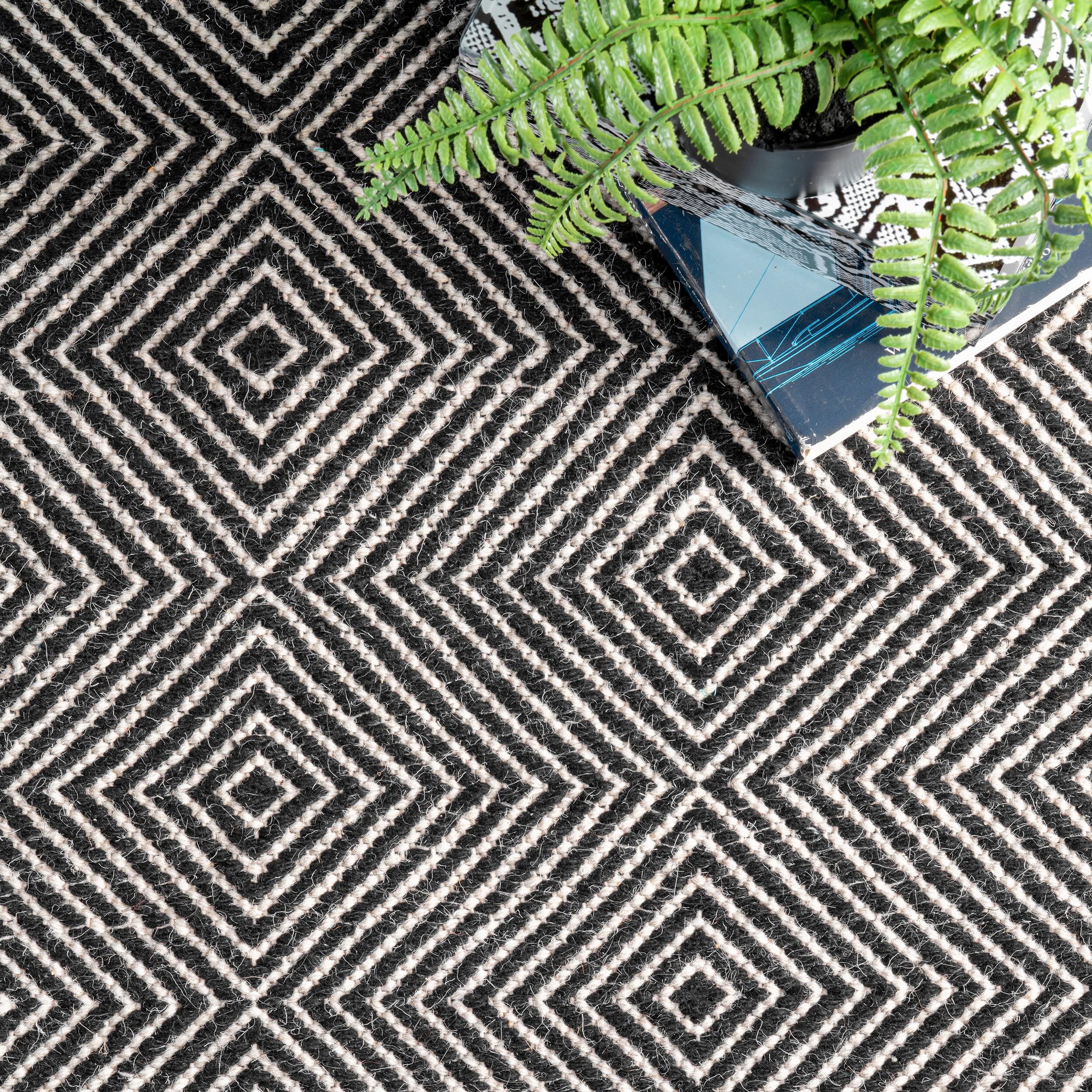 Handmade Tufted Geometric Black Wool Rug - Easy Care 33"x6"