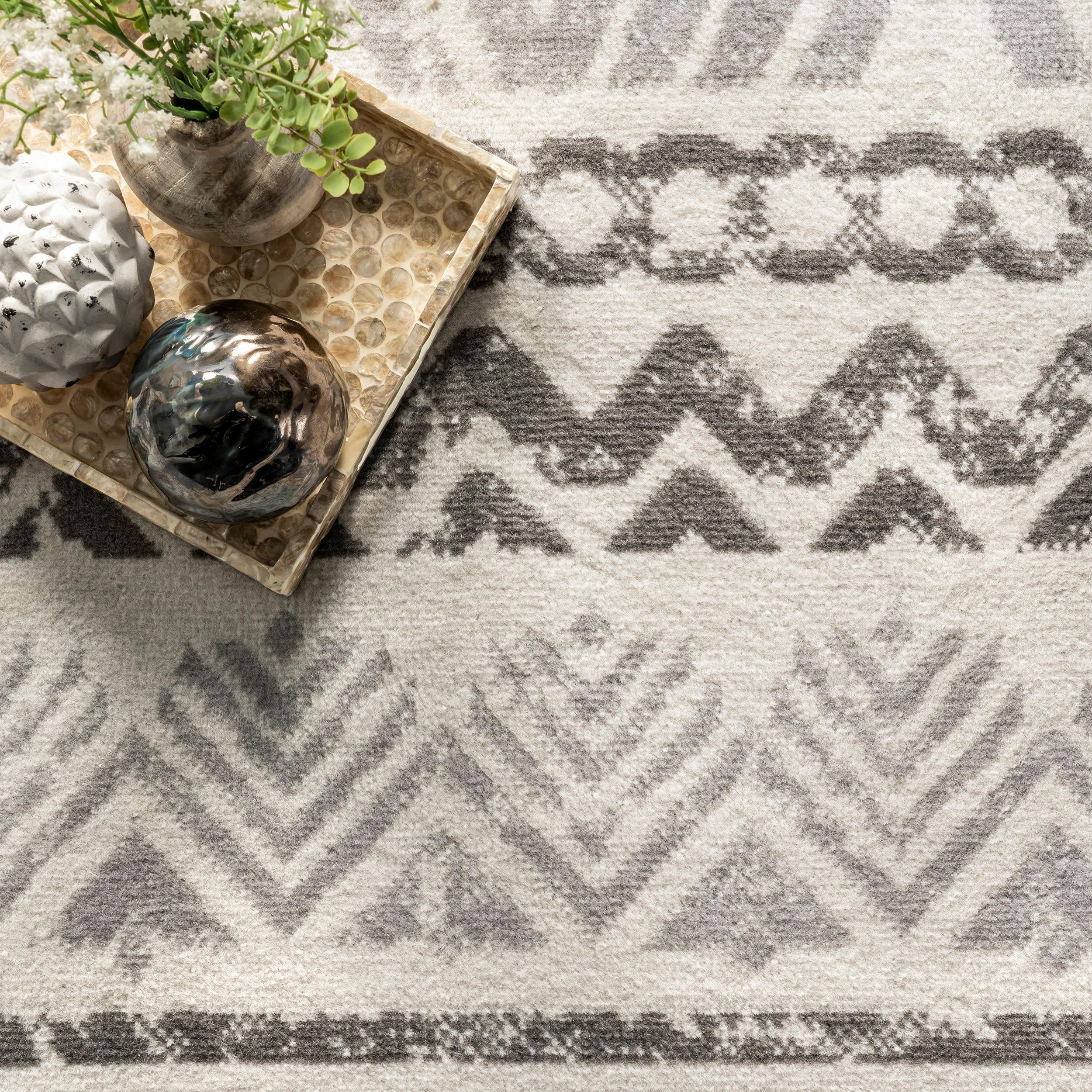 Nuloom Chloe Geometric 5x8 Indoor Area Rug for Living Room Bedroom Dining Room Kitchen, Light Grey/Ivory