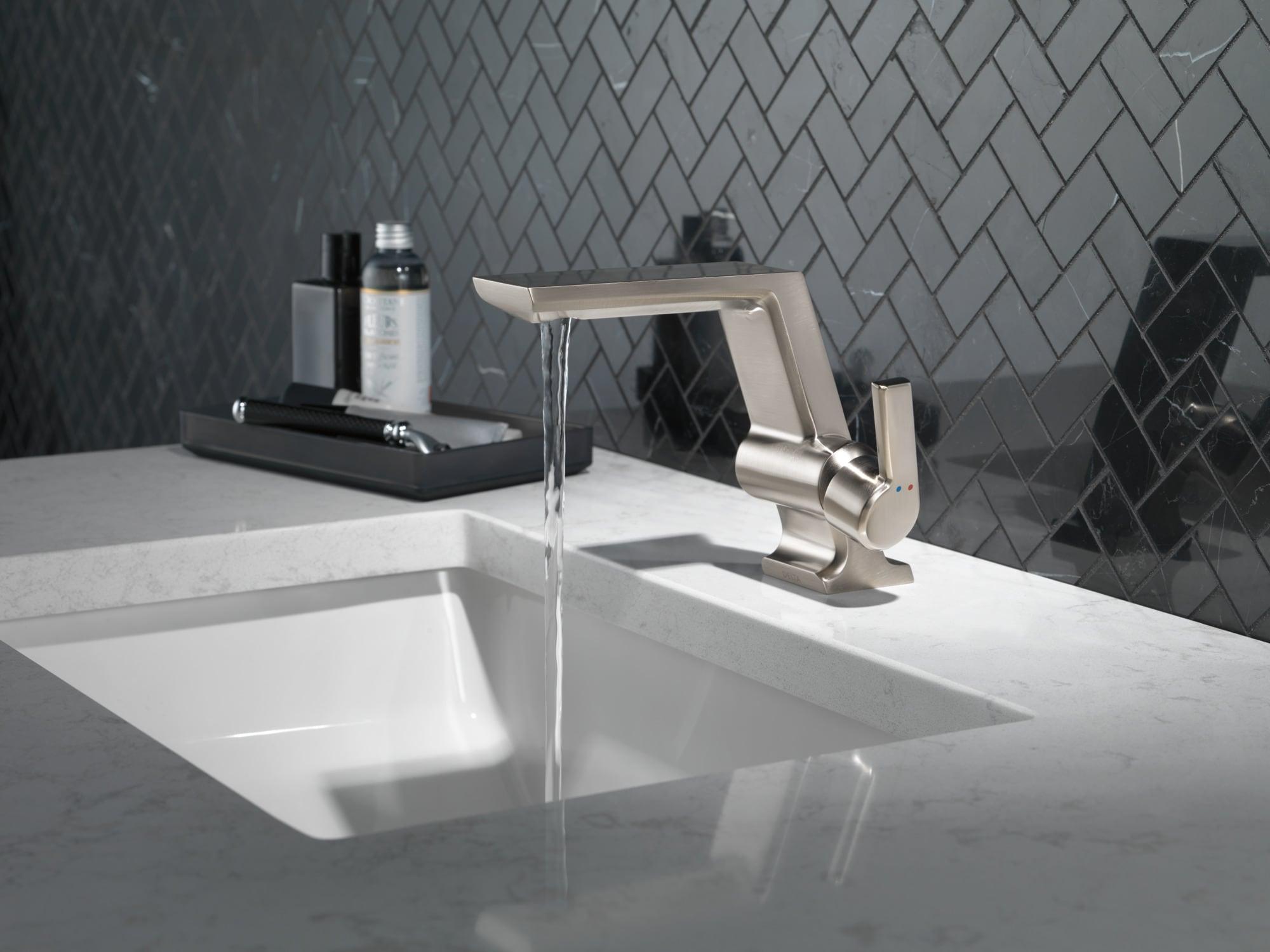 Pivotal Single Hole Bathroom Faucet with Drain Assembly