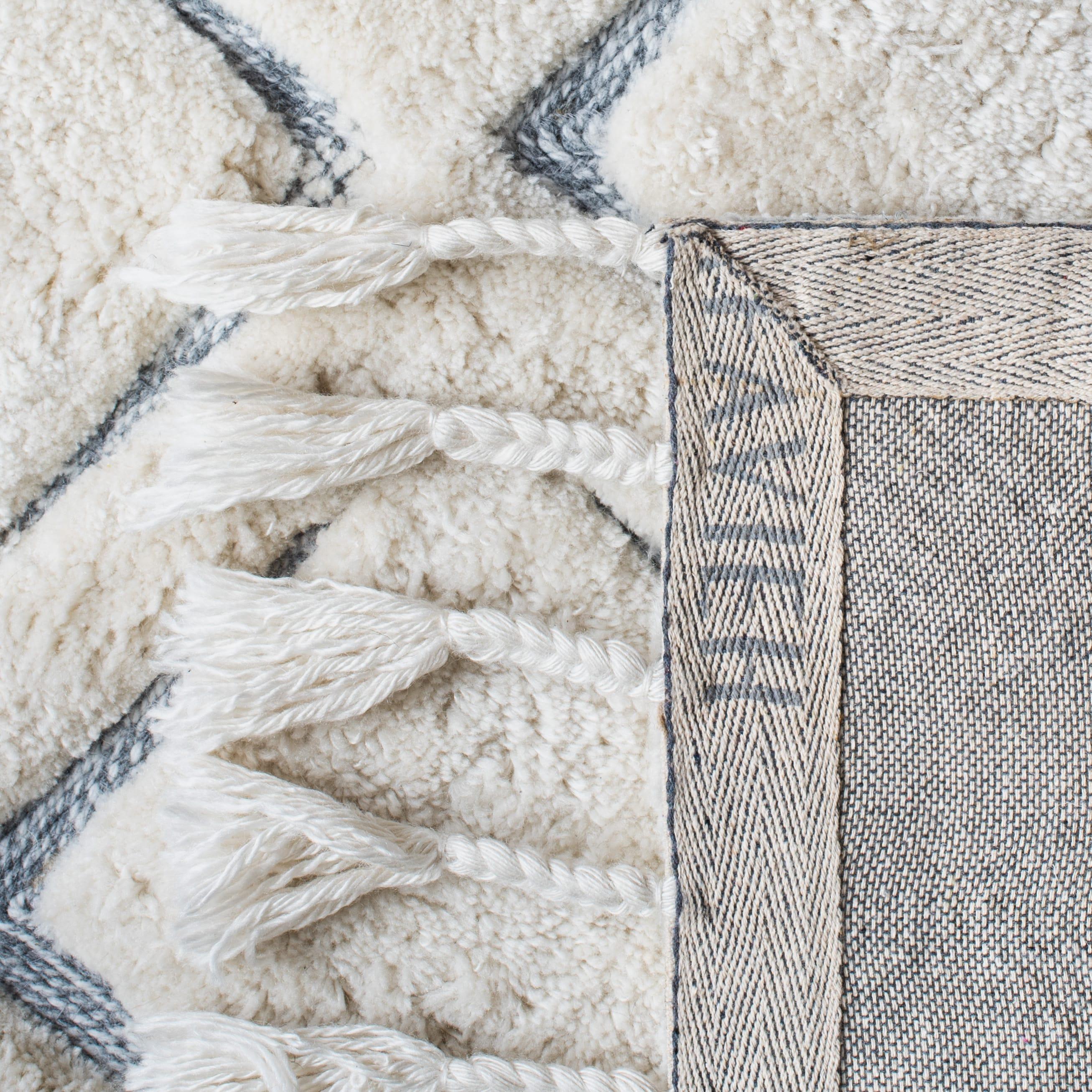 Sahara SAH454 Hand Tufted Indoor Accent Rug - Ivory/Grey - 3'x5' - Safavieh