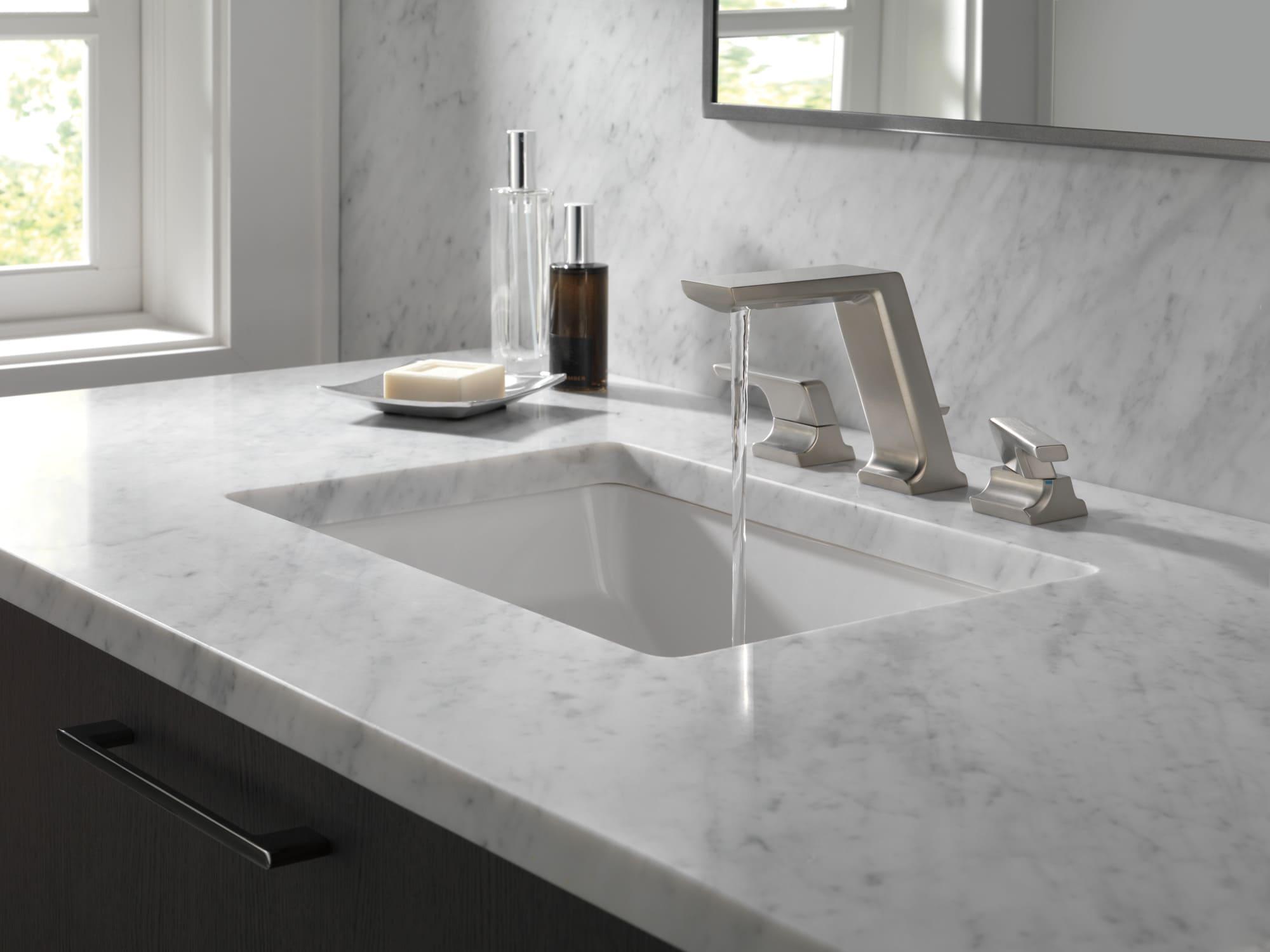 Pivotal Widespread Bathroom Faucet with Drain Assembly