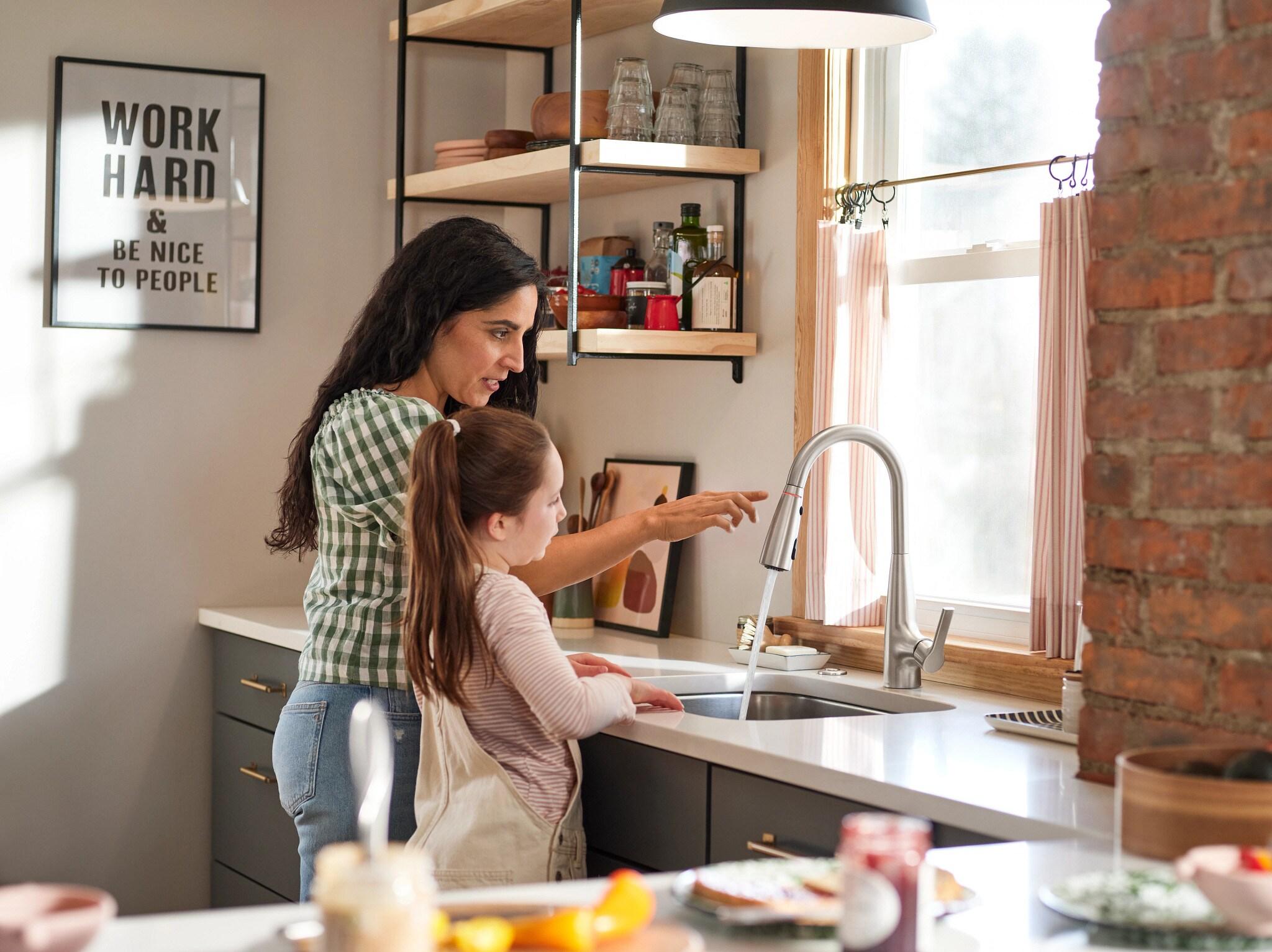 Haelyn Touchless Single-Handle Pulldown Sprayer Kitchen Faucet with MotionSense Wave and Power Clean