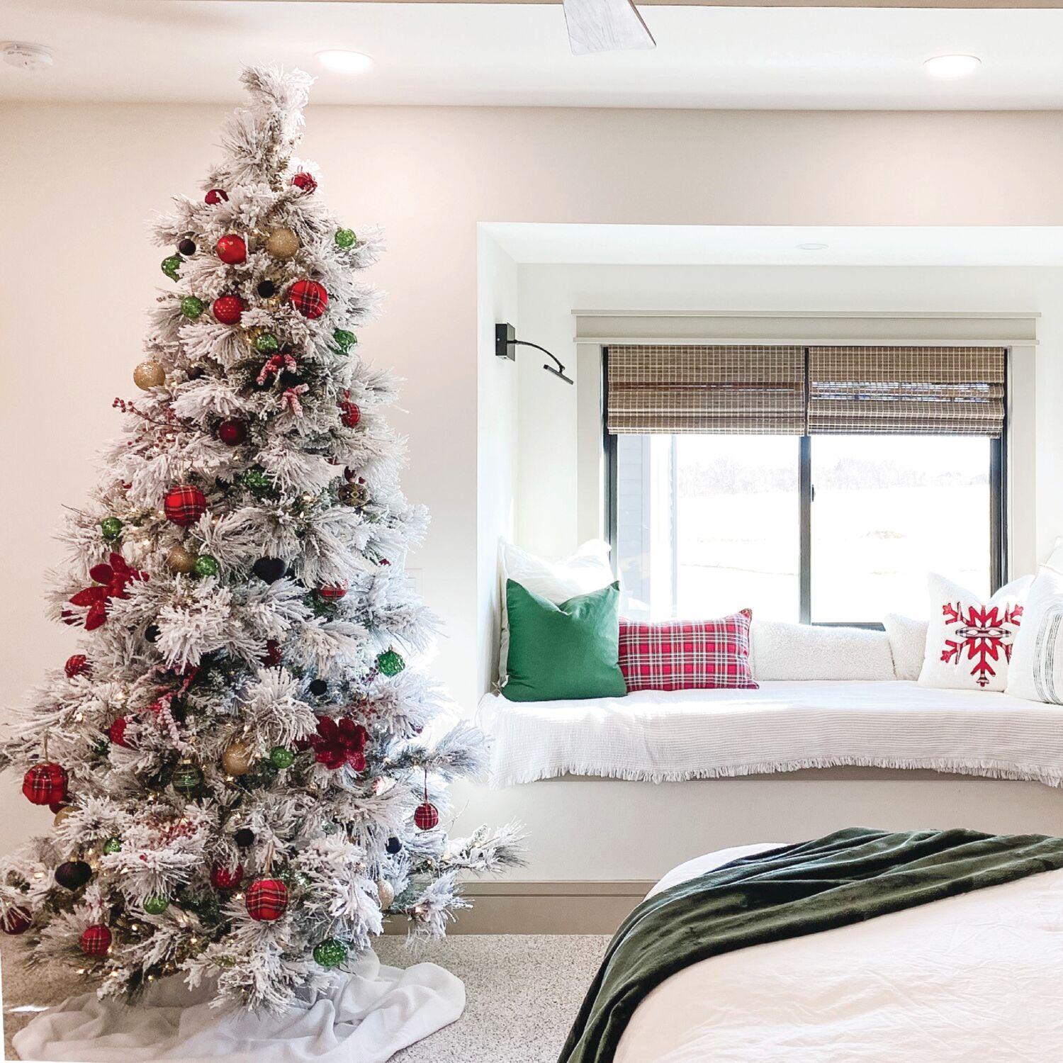 Fraser Hill Farm Fraser Hill Farm Snowy Pine Flocked Artificial Christmas Tree