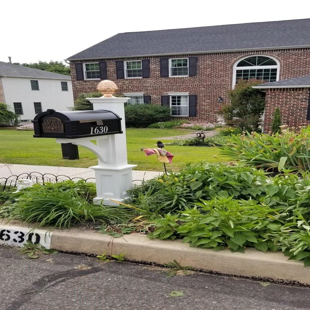 Royal Crowne Madison Mailbox Post