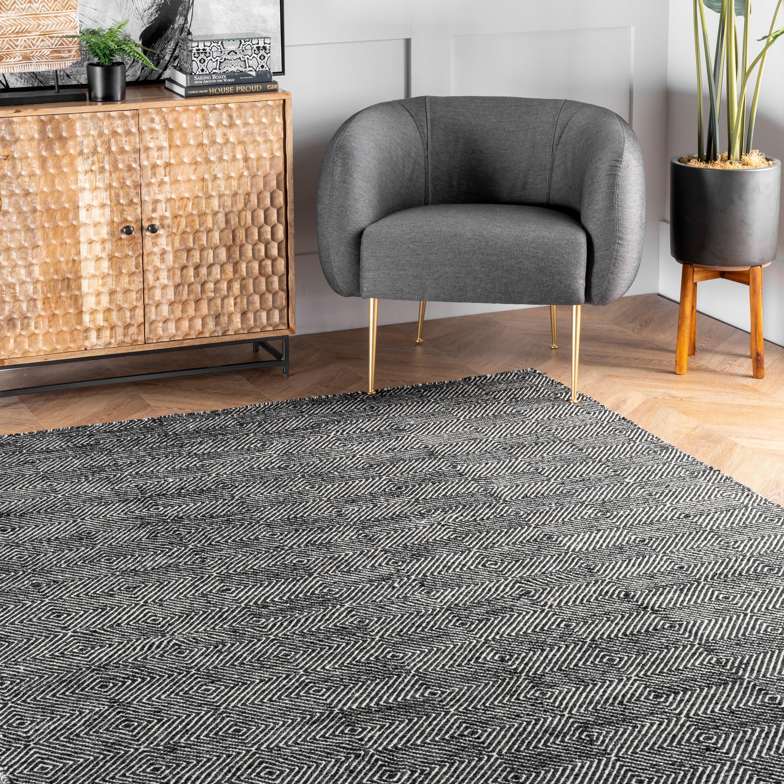 Black Diamond Geometric Handwoven Wool 5'x8' Area Rug