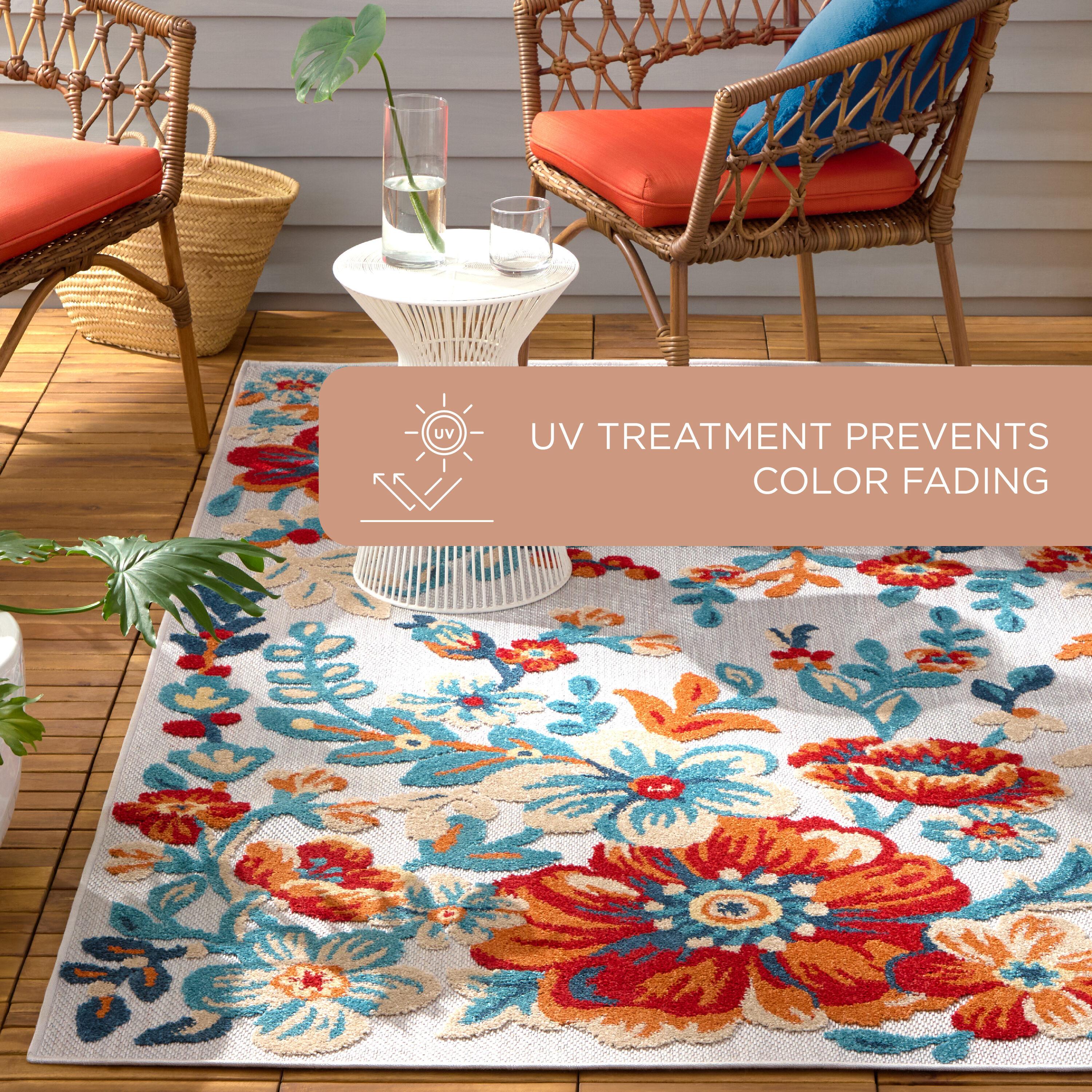 TOWN & COUNTRY EVERYDAY Hibiscus Bloom Modern Floral Indoor Outdoor Area Rug, UV Fade Resistant, High-Low Pile, Ivory/Red/Blue, 5'2"x7'2"