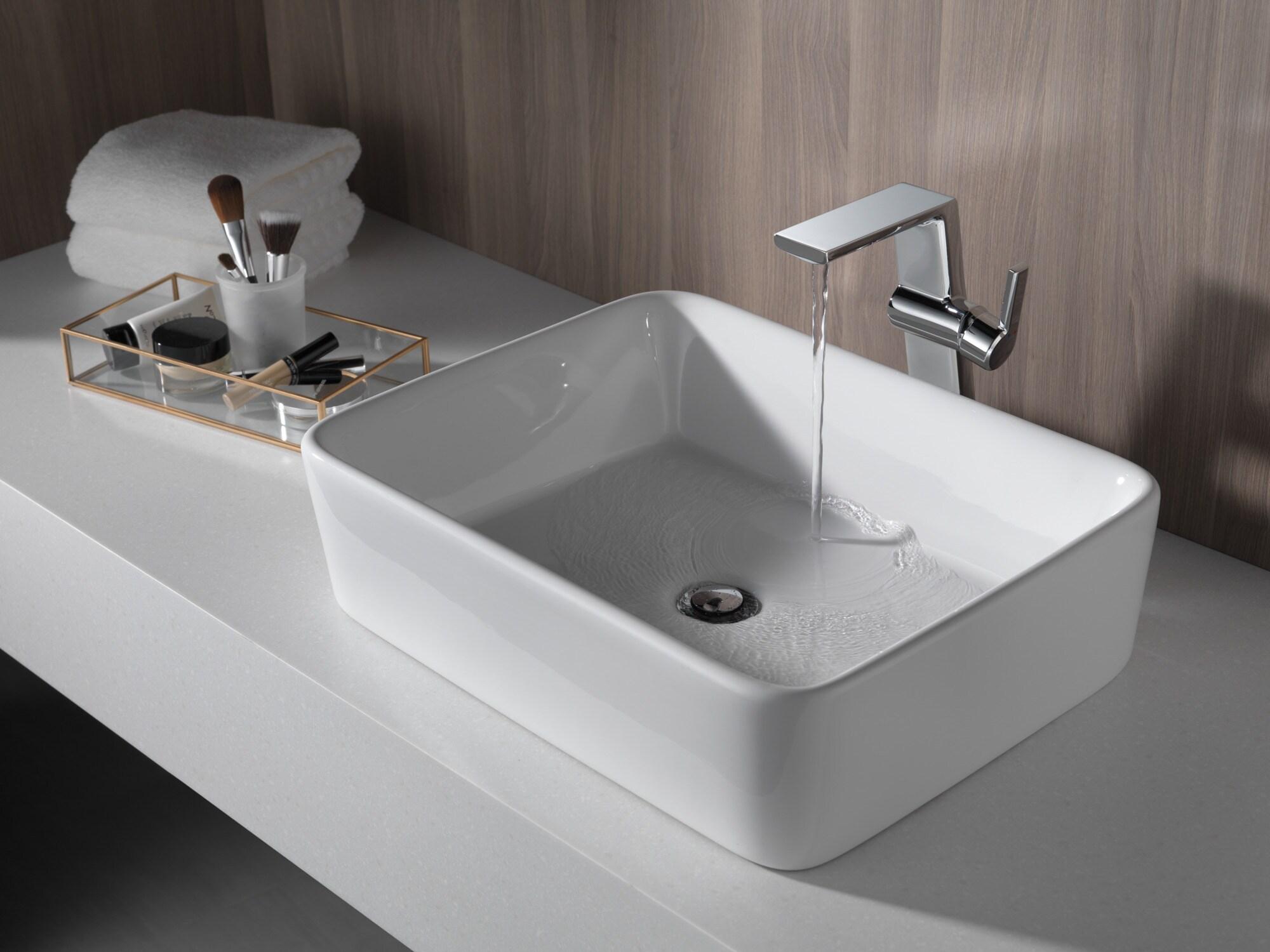 Pivotal Single Hole Bathroom Faucet with Drain Assembly and Diamond™ Seal Technology