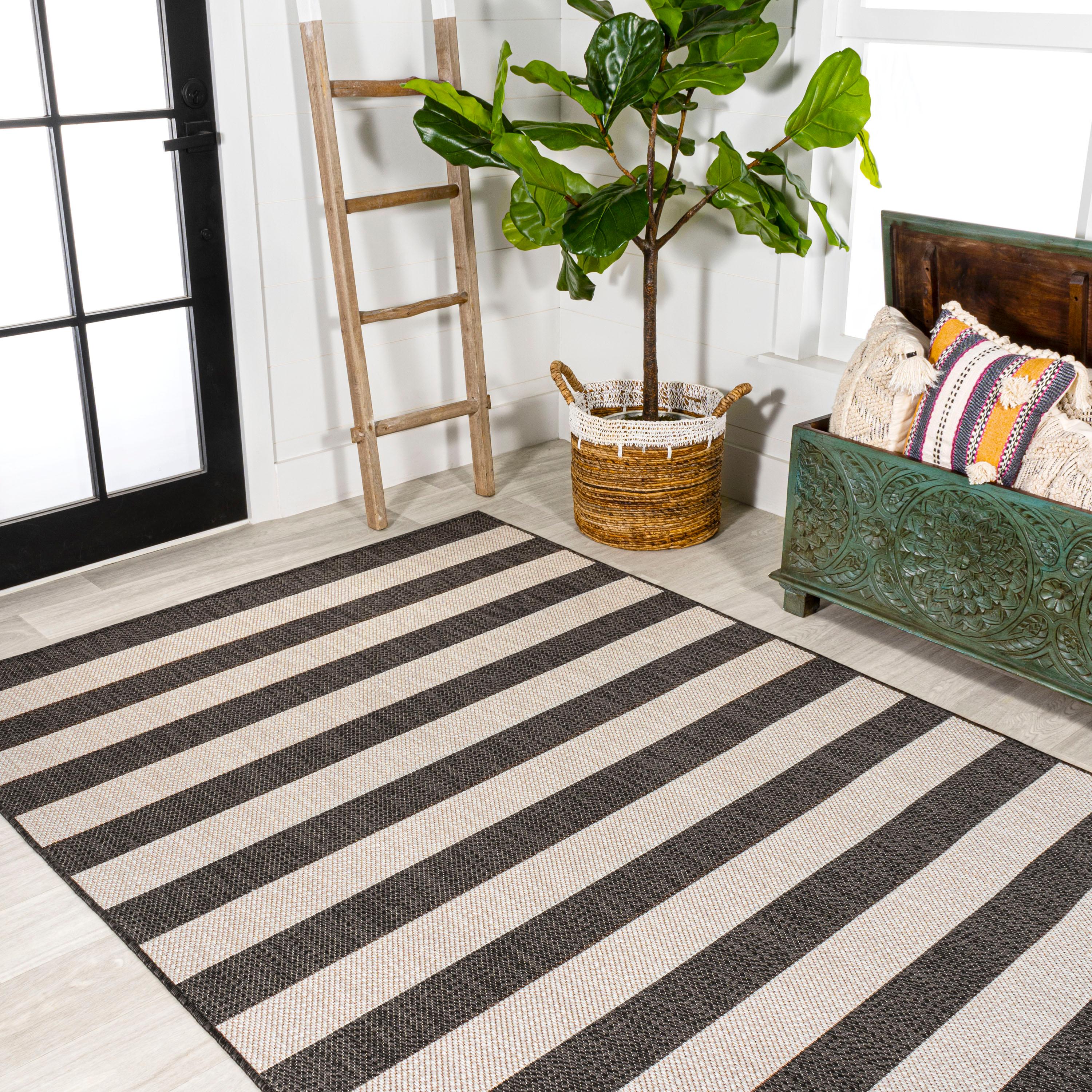 Modern Cottage Black and Beige 4'x6' Synthetic Stripe Area Rug