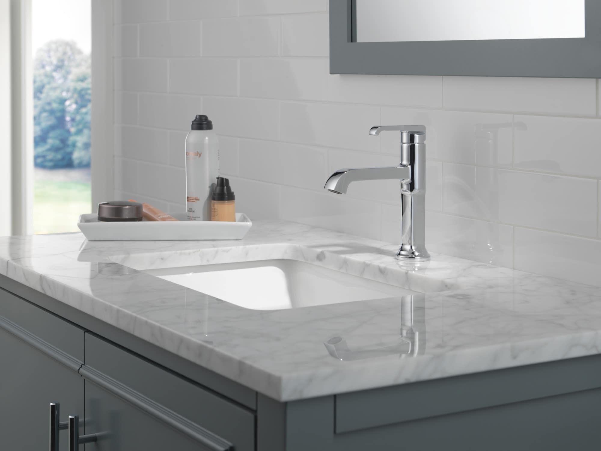 Tetra Single Hole Bathroom Faucet, Single Handle Bathroom Sink Faucet with Drain Assembly