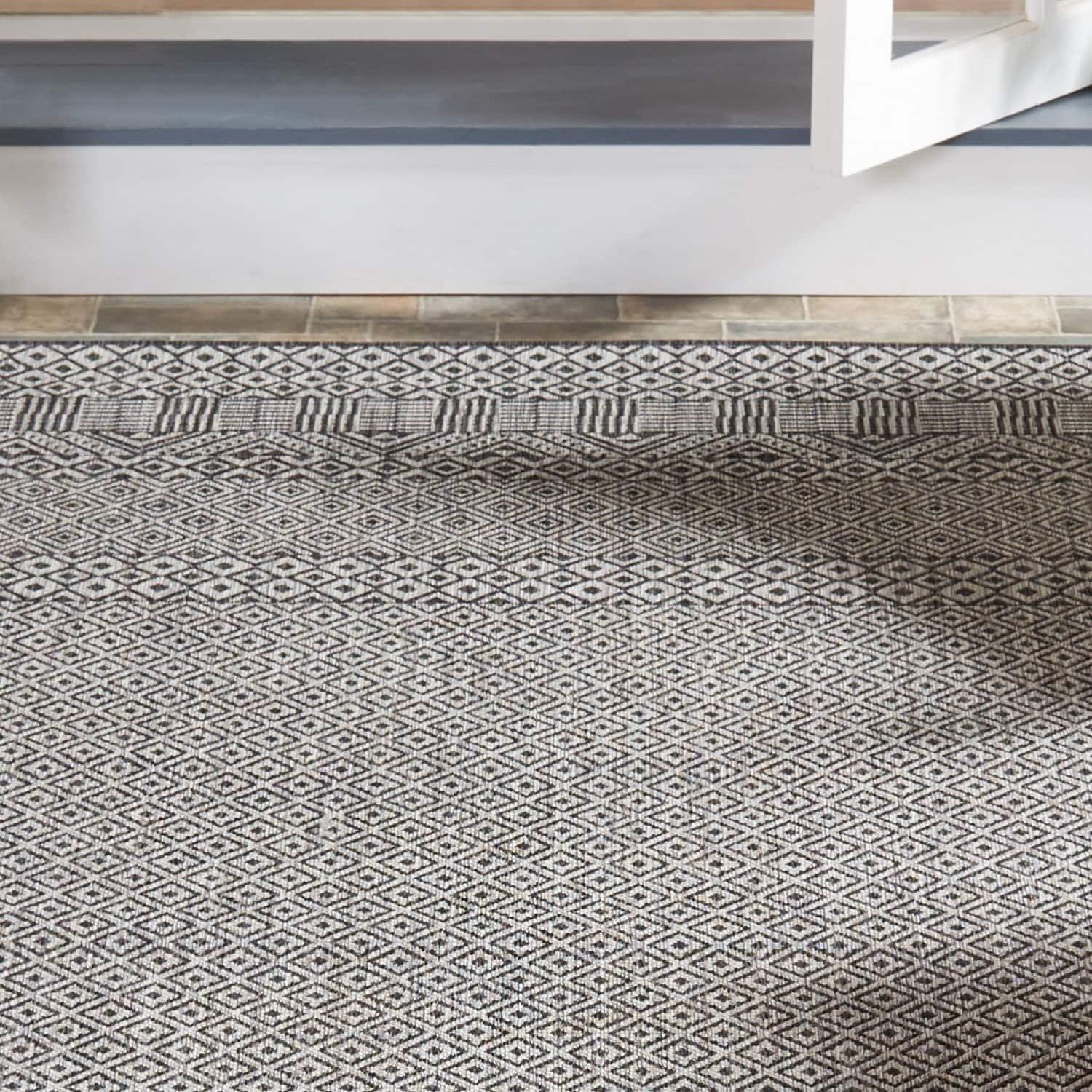 Courtyard CY8235 Power Loomed Indoor and Outdoor Area Rug - Grey/Black - 4'x5'7" - Safavieh