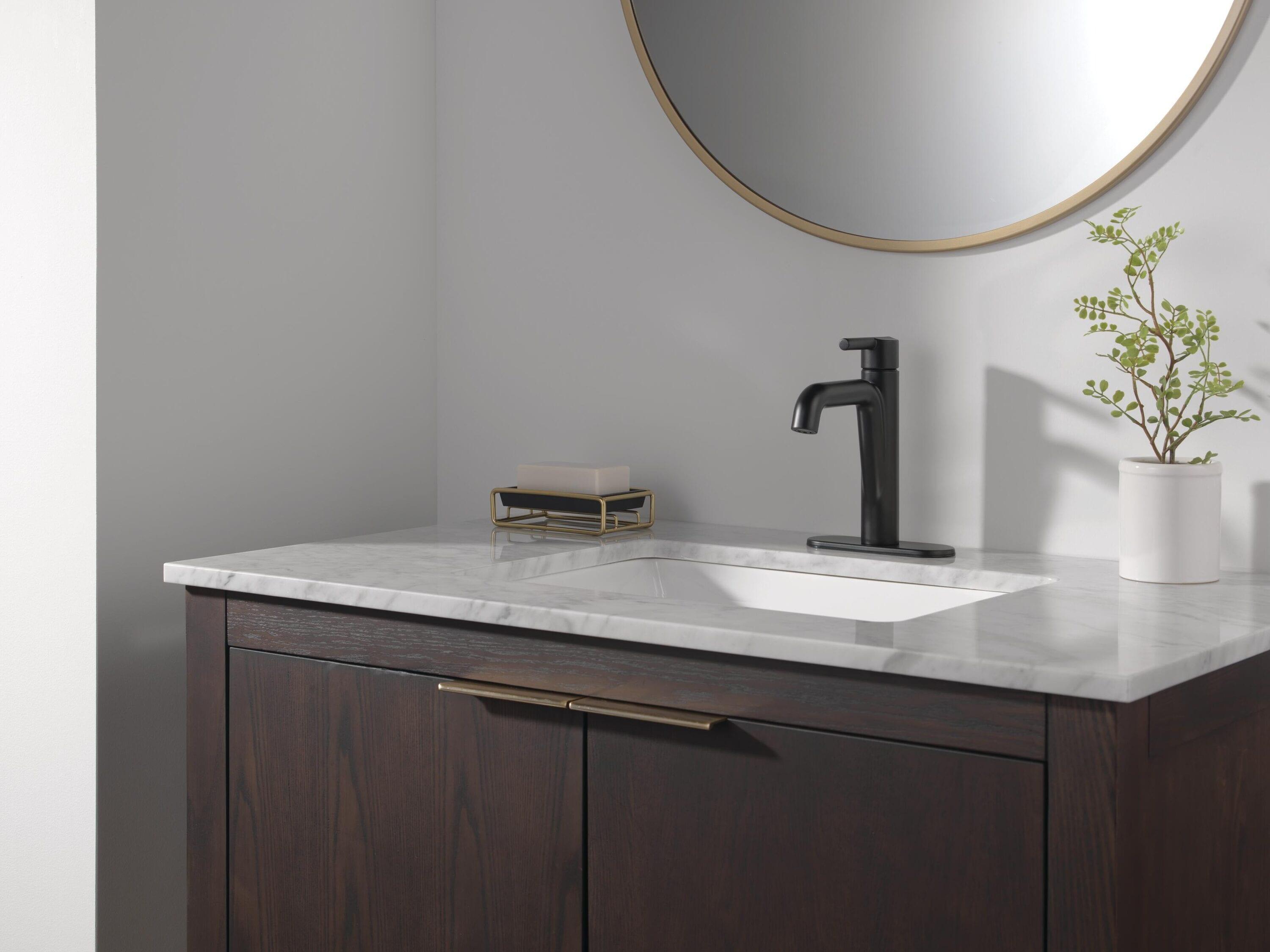 Single-Hole Single-handle Bathroom Faucet with Drain Assembly