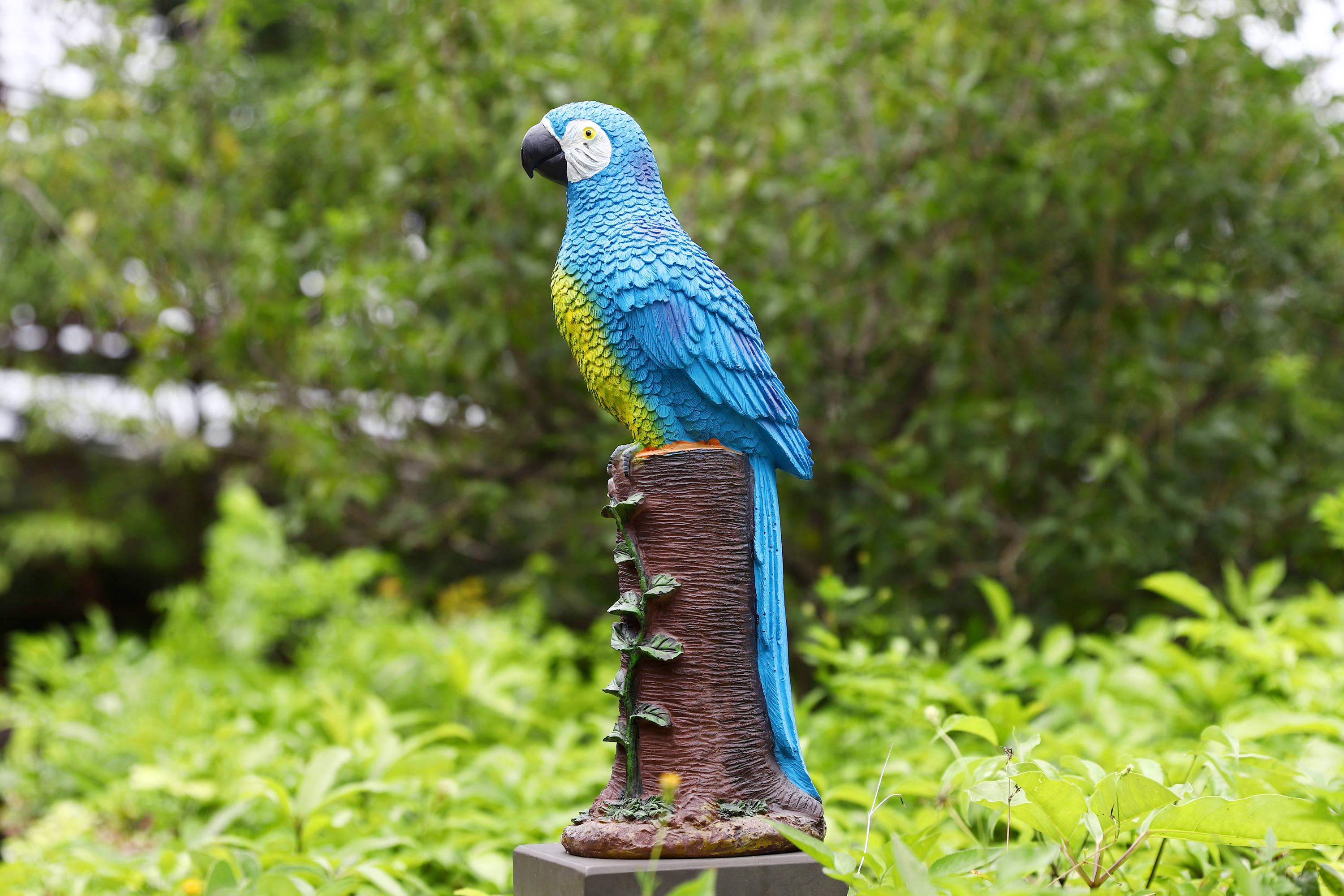 Techko Blue Parrot Statue with Solar Spotlight