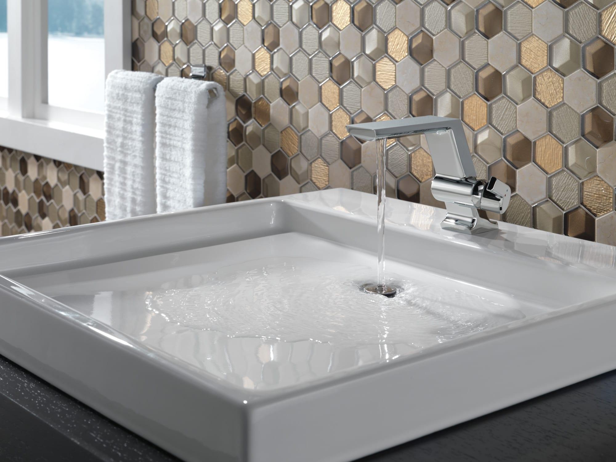 Pivotal Single Hole Bathroom Faucet with DIAMOND™ Seal Technology