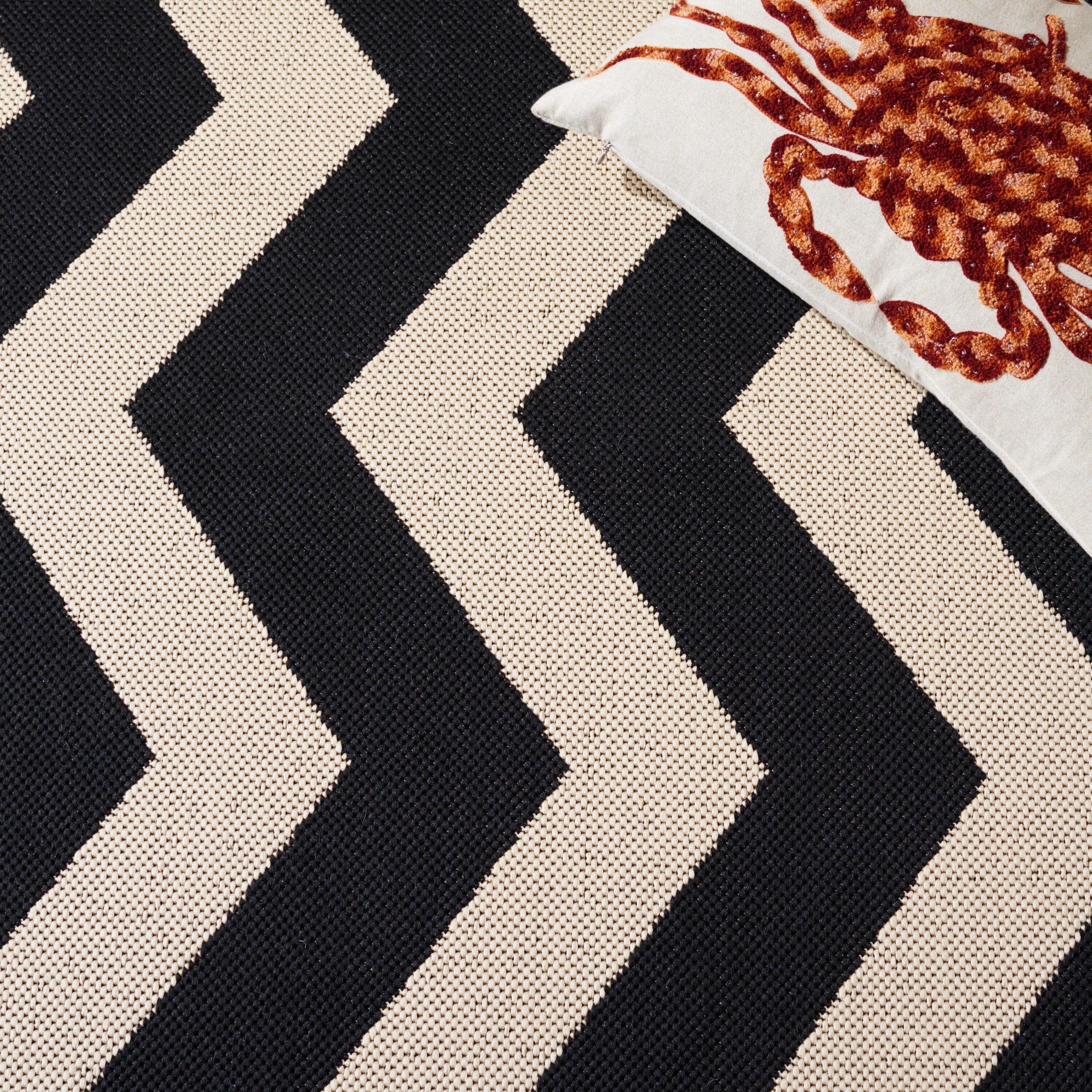 Courtyard CY6245 Power Loomed Indoor and Outdoor Area Rug - Black/Beige - 4'x5'7" - Safavieh