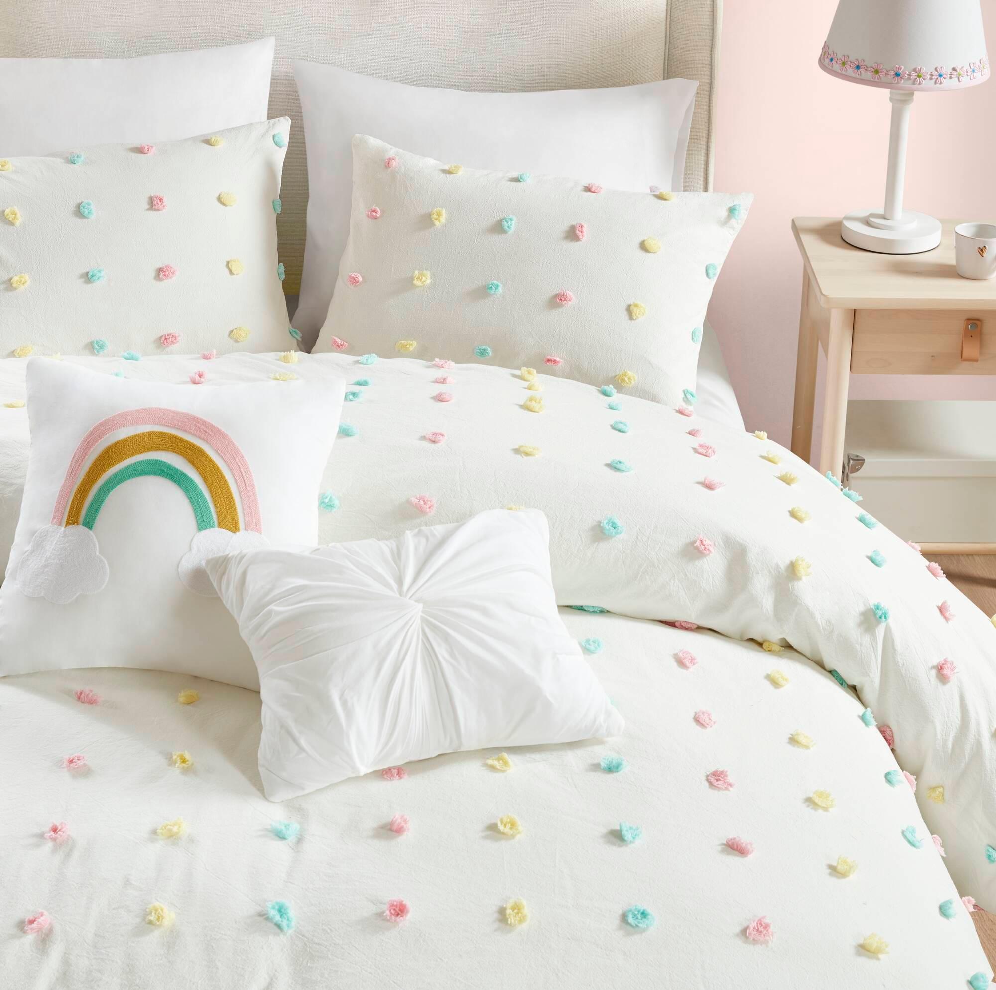 Intelligent Design Kids Callie Pom Pom Cotton Jacquard Quilt Set with Throw Pillows