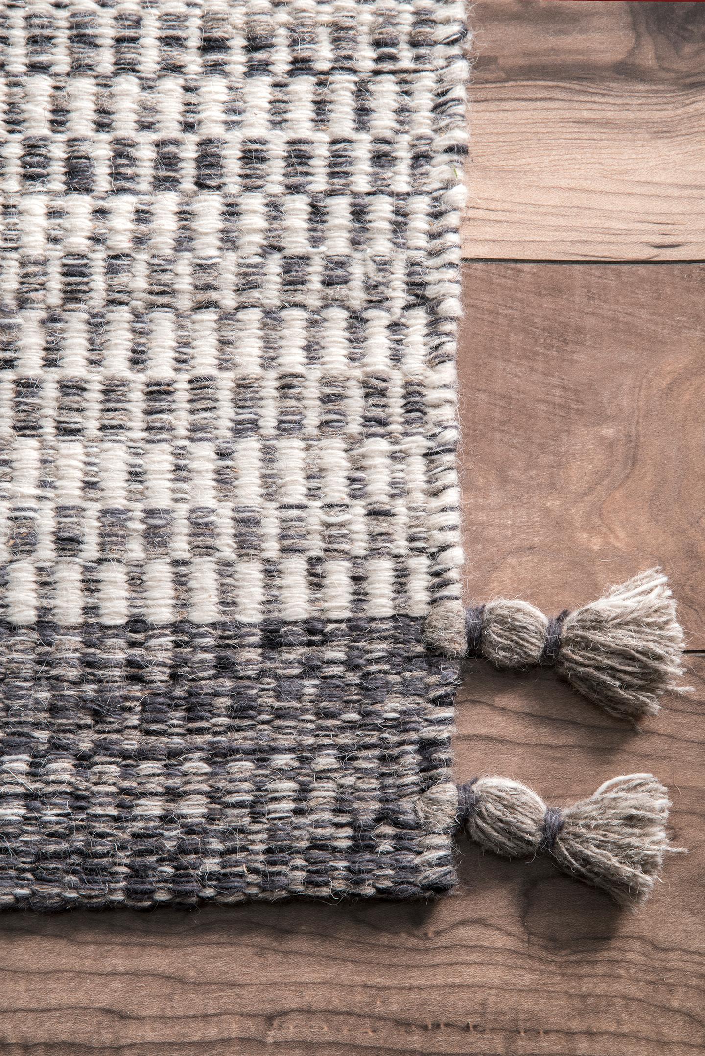 nuLOOM Handmade Jenson Tassel Rug Area Rug