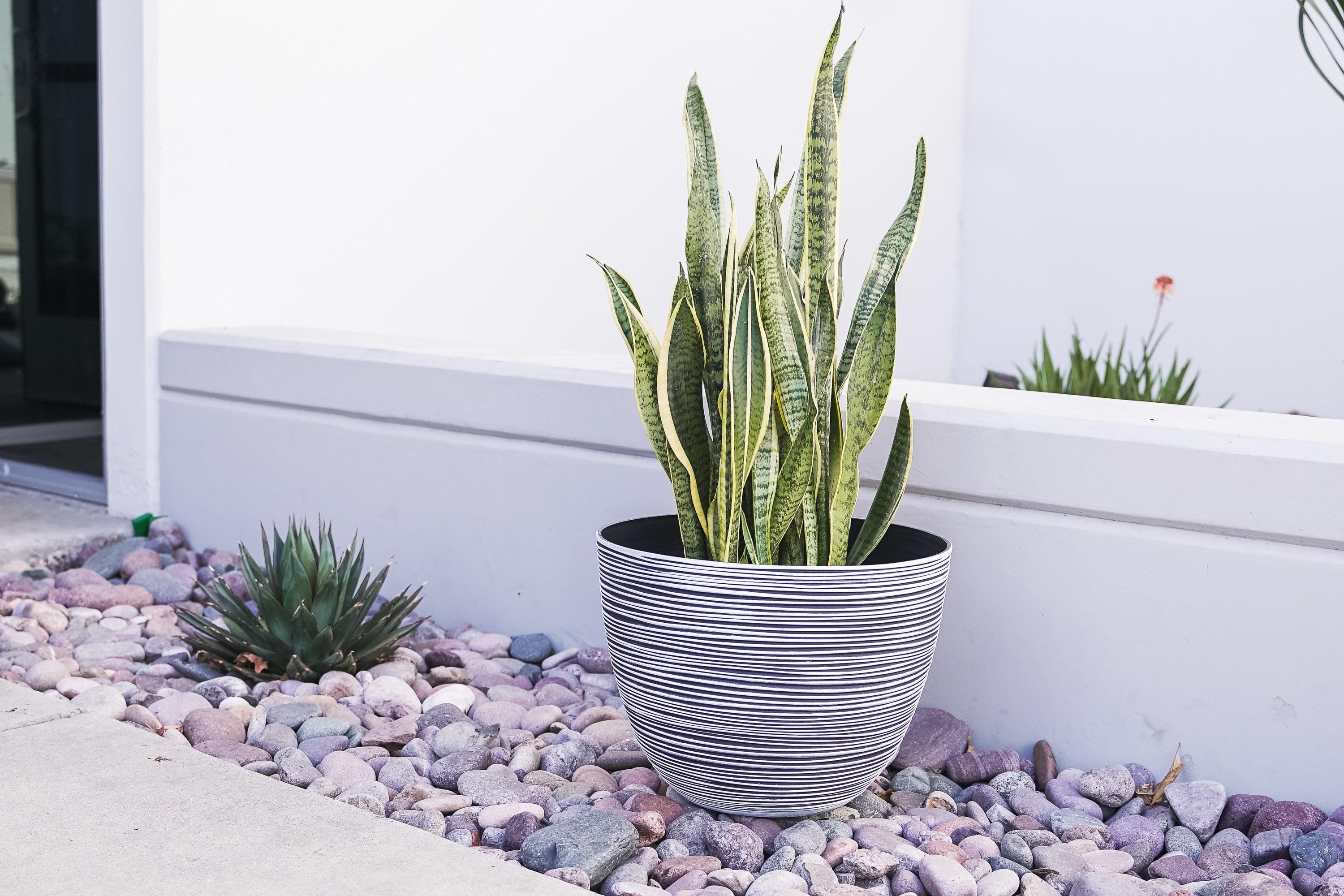 Xbrand Modern Nested Round Textured Pot Planter, Set of 3, 12 Inch Tall, White