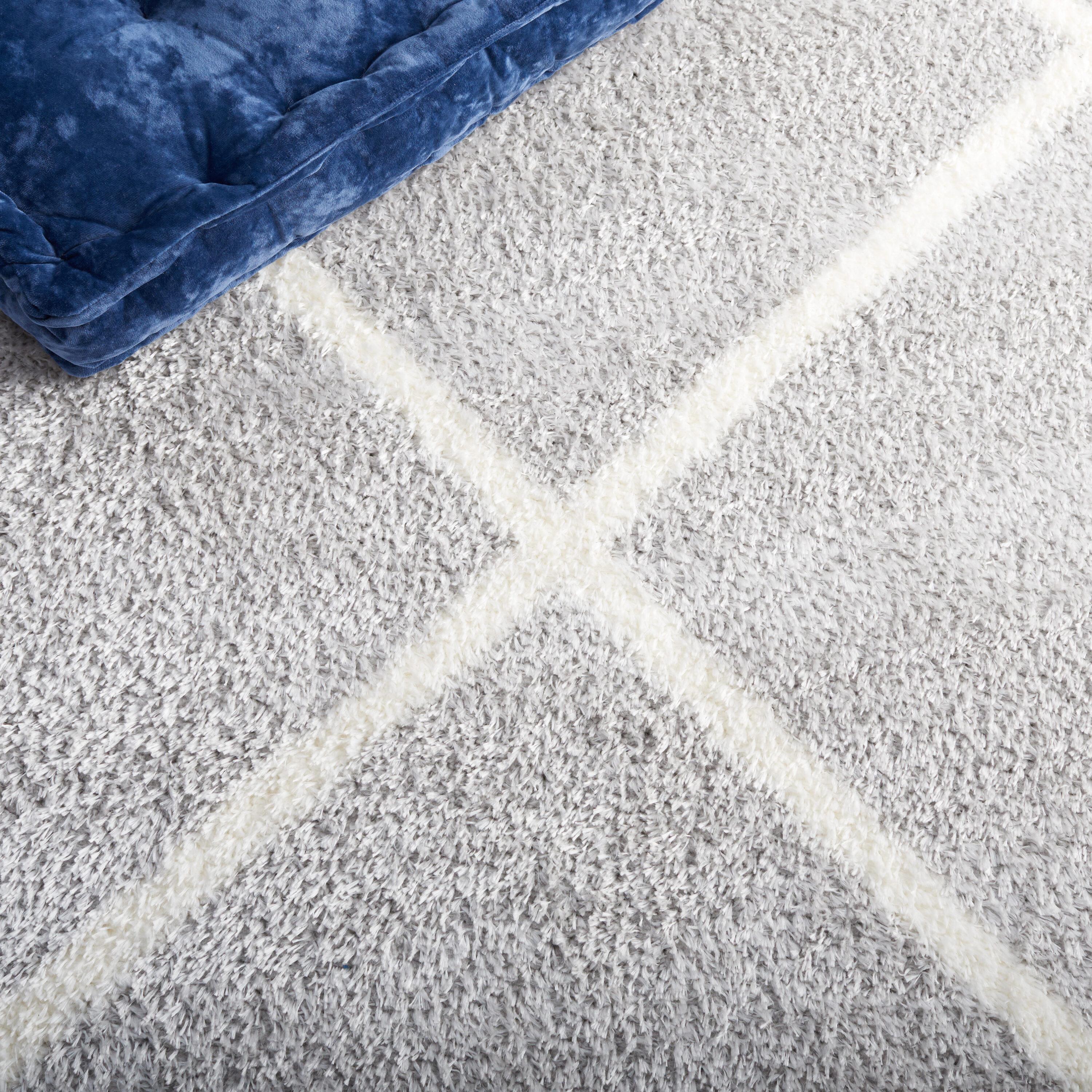 Tahoe Shag THO676 Power Loomed Area Rug - Light Grey/White - 5'x7' - Safavieh.