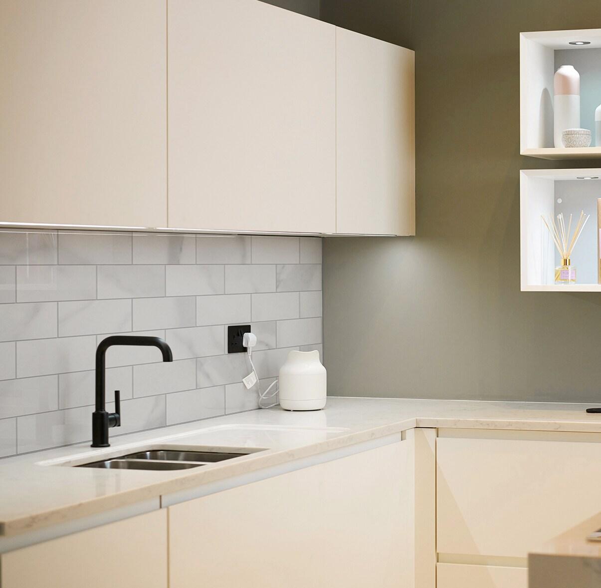 Avant Decor | 24 Stone Composite Subway Texture Tiles | Peel and Stick Kitchen Backsplash | 4" x 12" | Bex Metro Glossy Alpine | 8 sqft