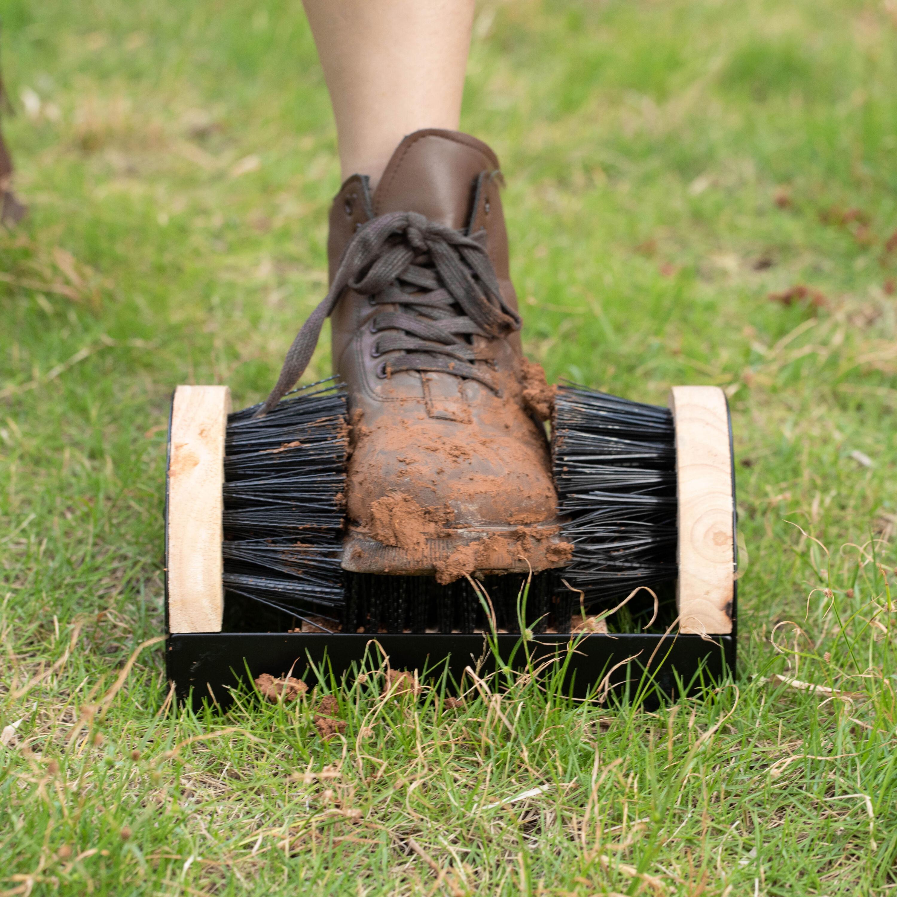 Gardenised Heavy-Duty Metal & Wooden Base Shoe Cleaner & Boot Scraper, Portable or Floor-Mounted Scrubbing Brush, Removes Mud, Snow and Sand, Wooden