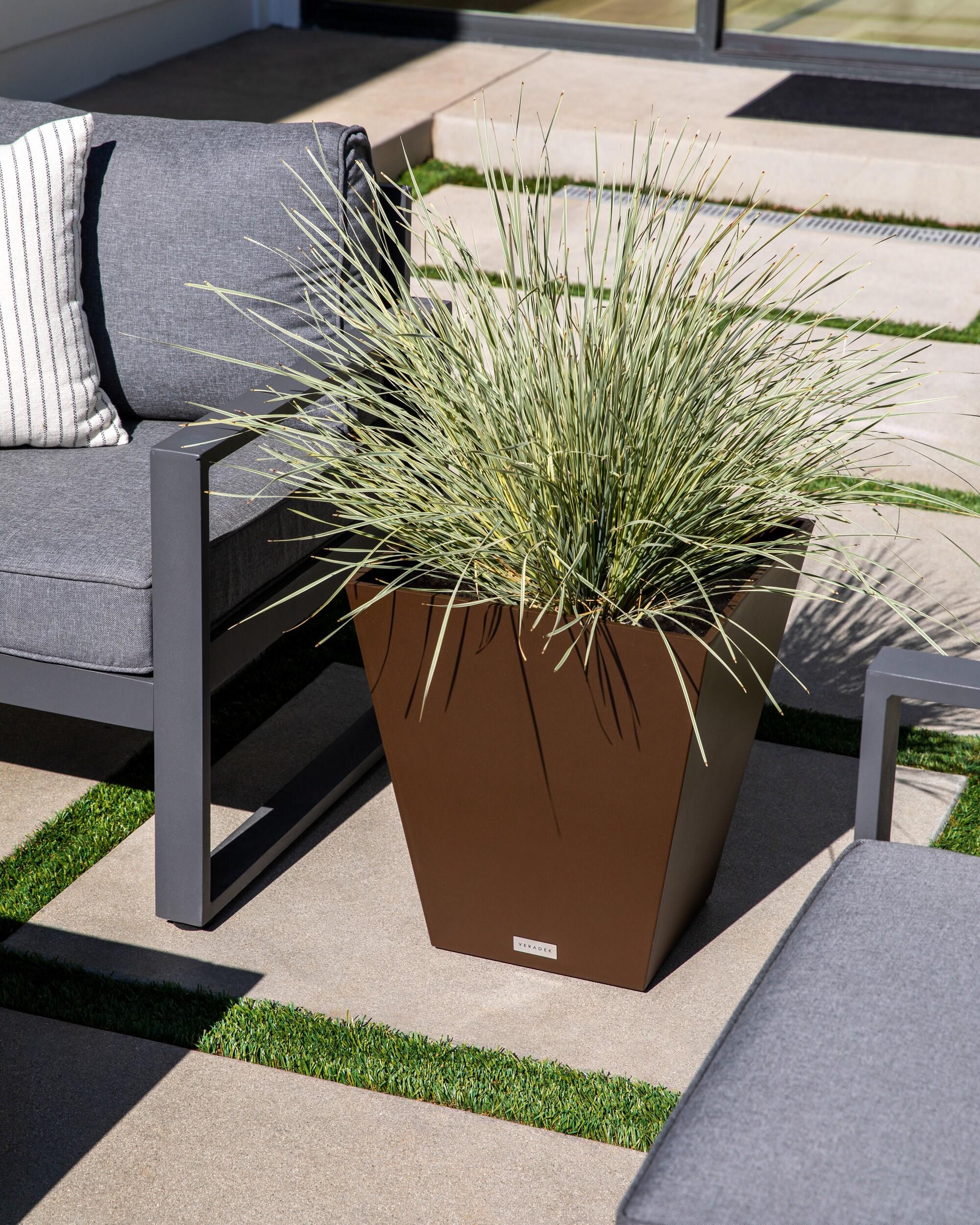 Veradek Pure Series Nobleton 22" Planter (Espresso, 22 inch)