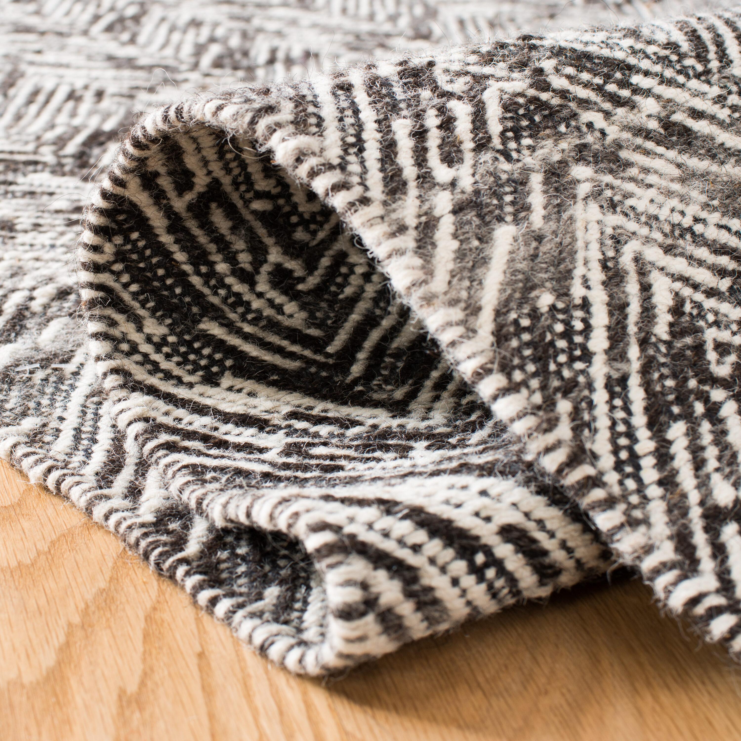 Kilim KLM401 Hand Woven Area Rug - Brown/Charcoal - 4'x6' - Safavieh