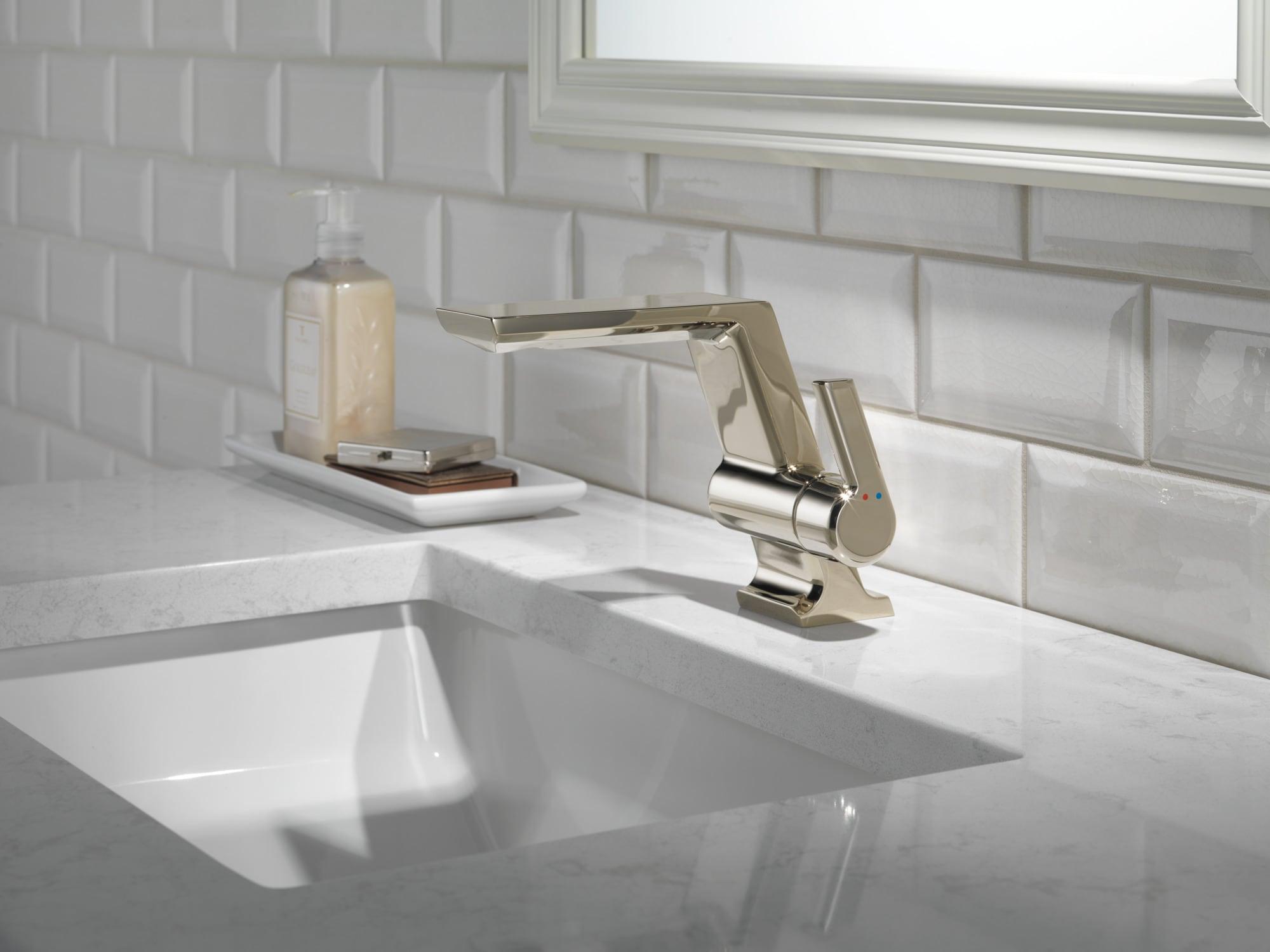 Pivotal Single Hole Bathroom Faucet with Drain Assembly and DIAMOND™ Seal Technology