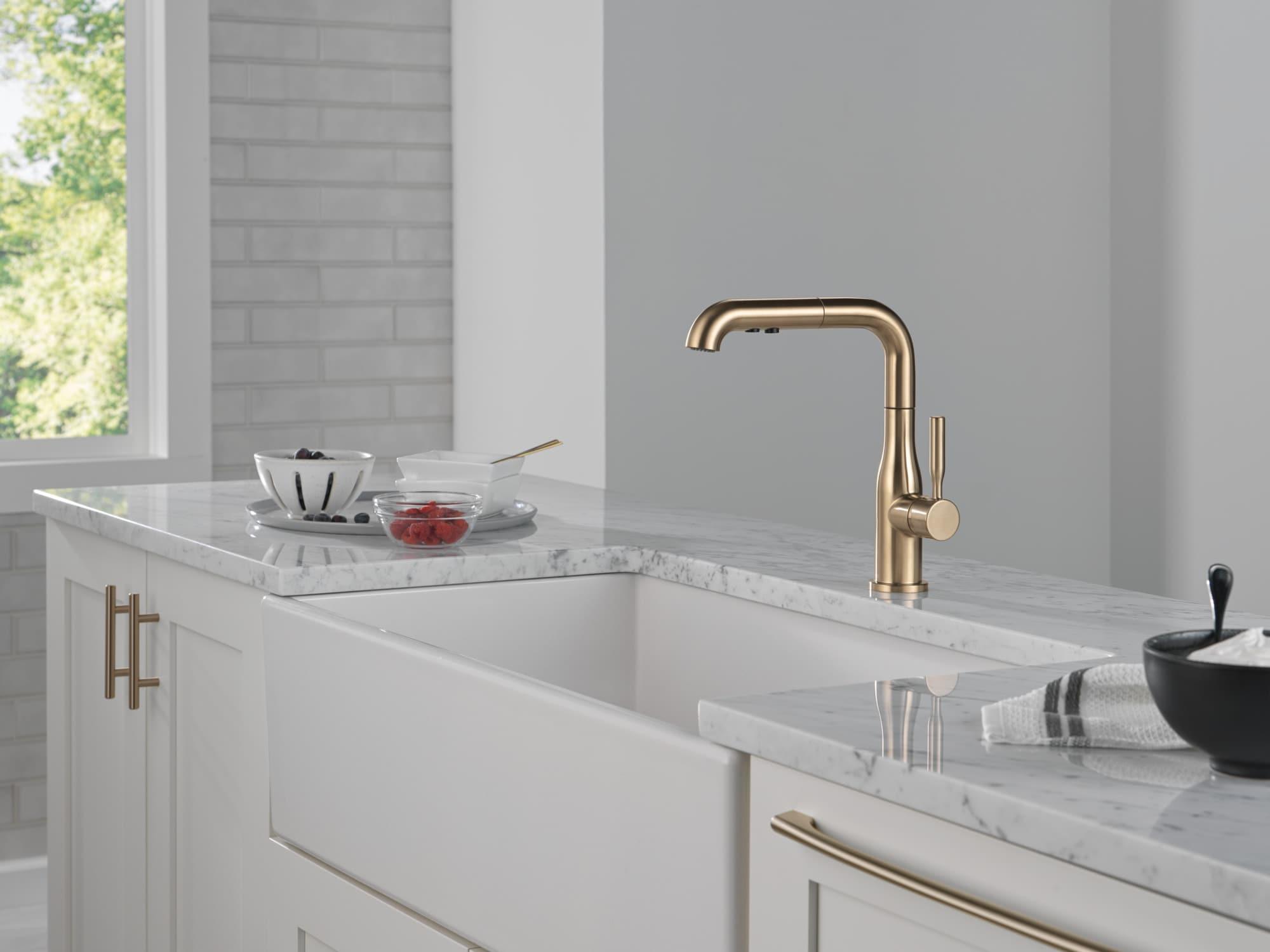 Delta 16943-Dst Almari 1.8 GPM Single Handlepull Out Kitchen Faucet - Bronze