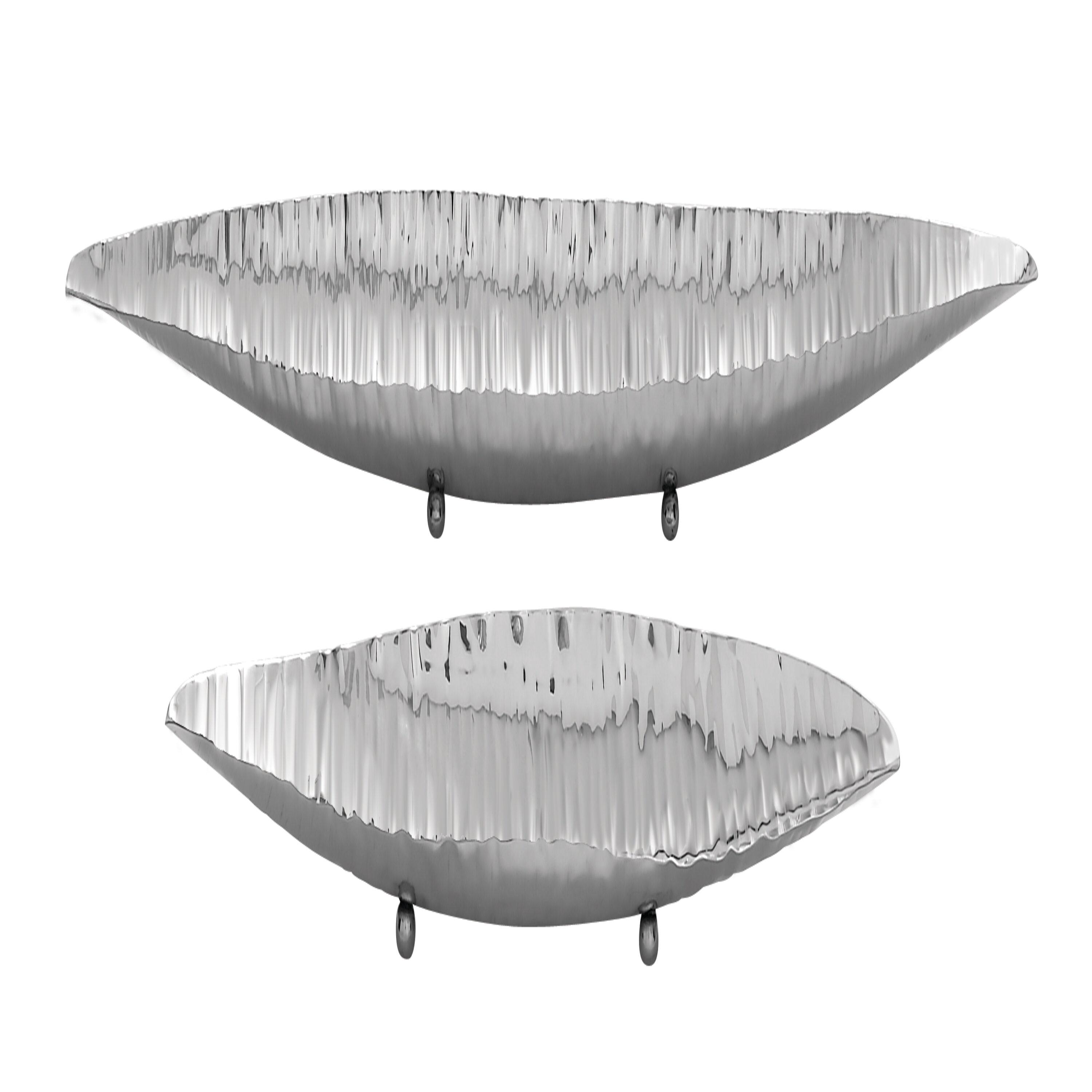 DecMode 34", 23"W Oval Silver Stainless Steel Decorative Bowl with Hammered Design, Set of 2