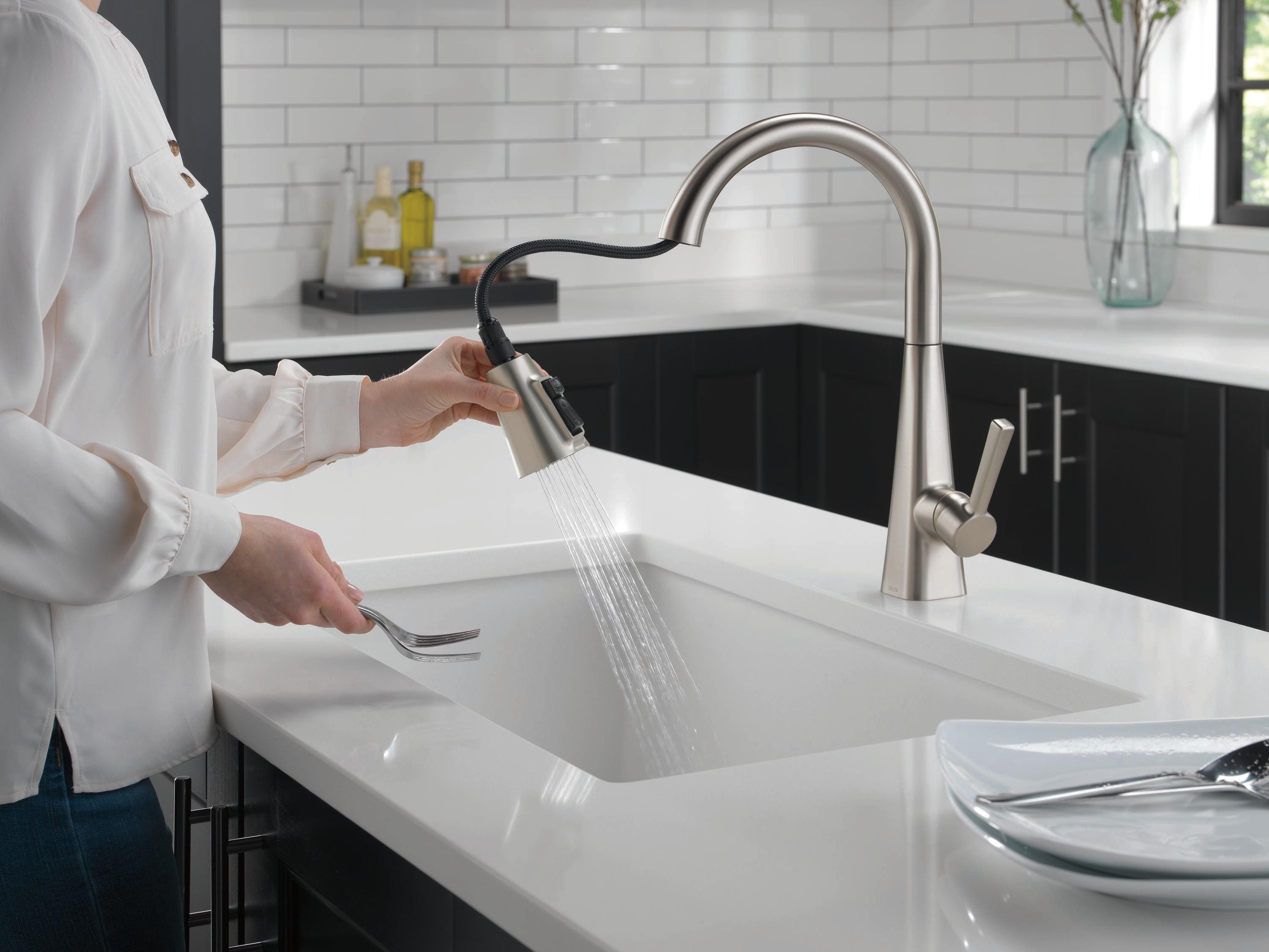 Lenta Pull Down Sprayer Kitchen Sink Faucet, Single Handle Kitchen Faucet