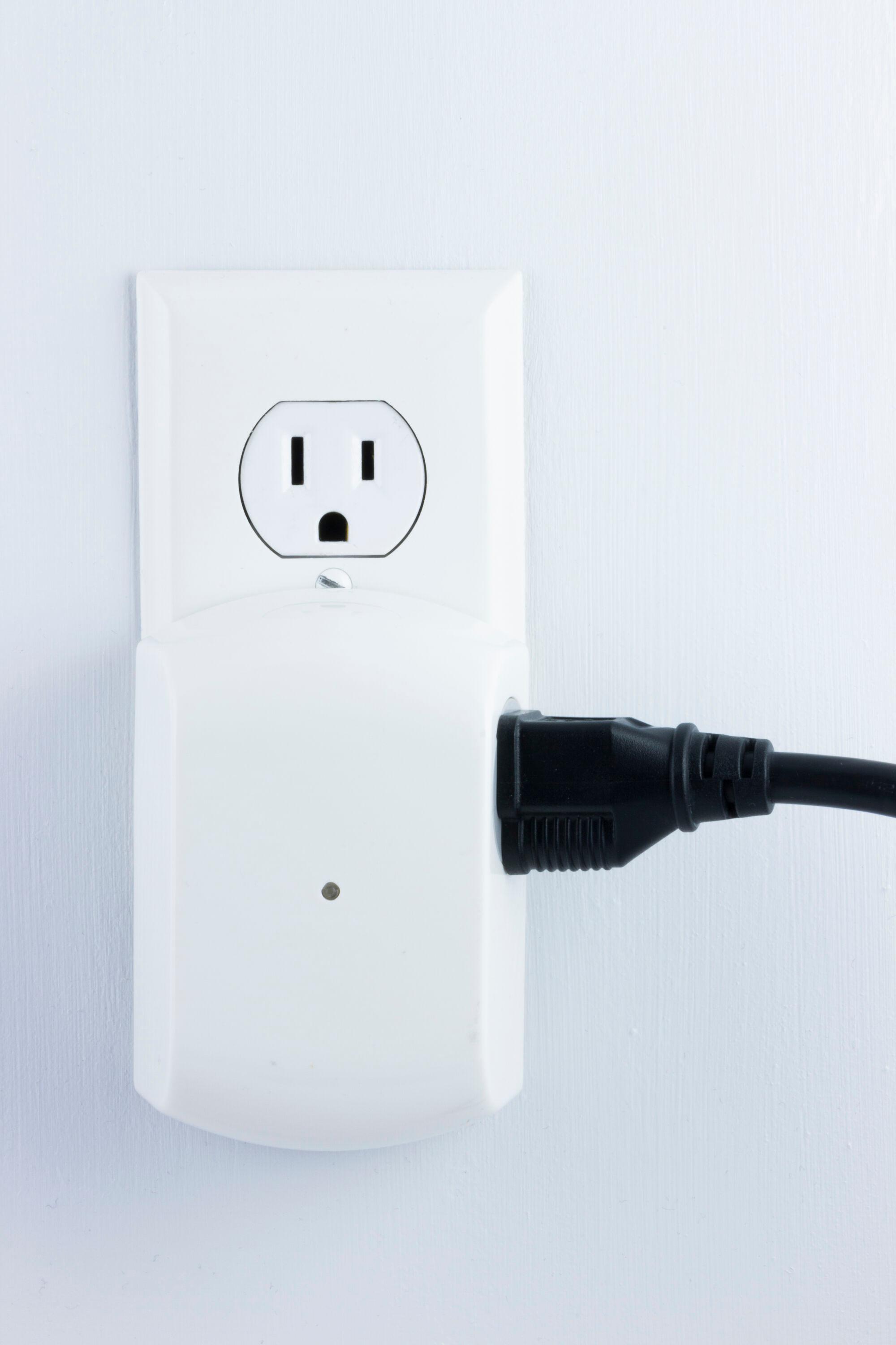 GE Wireless Light Control with Wall Switch, 1-Grounded Outlet, 18279