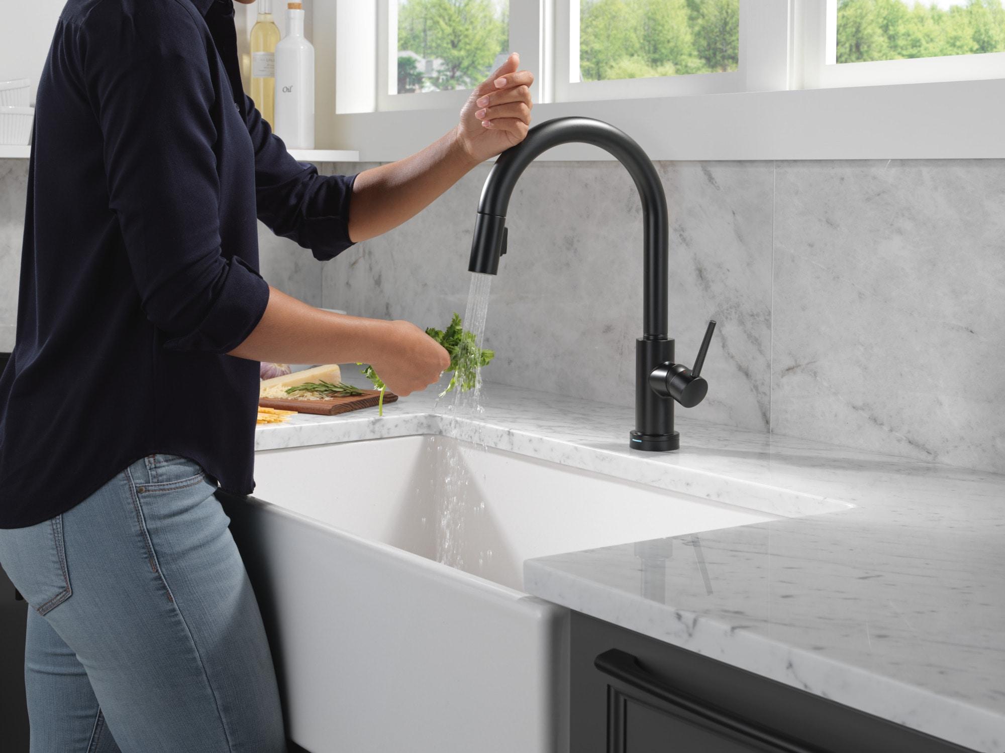 Trinsic Touch2O Kitchen Sink Faucet with Touchless Technology
