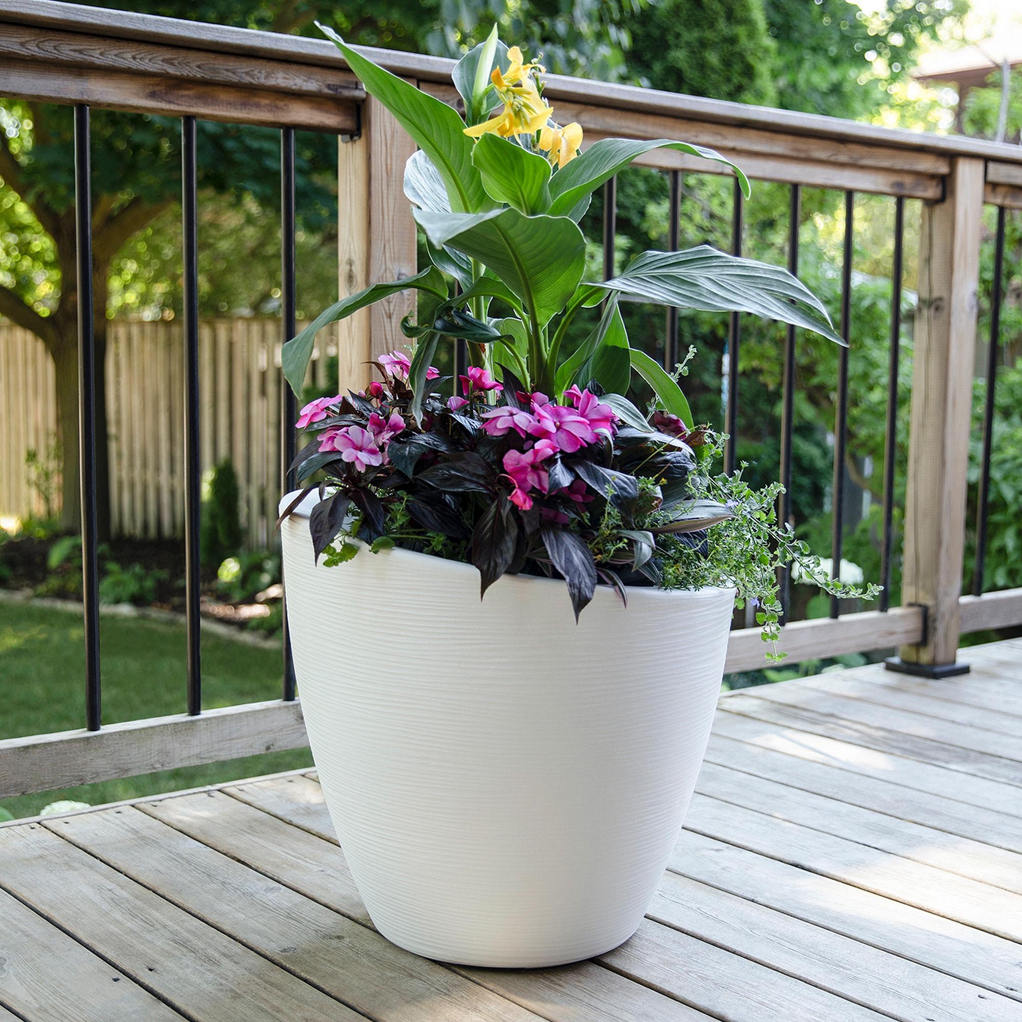 Mayne Modesto Polyethylene Resin 20" Modern Round Planter in White