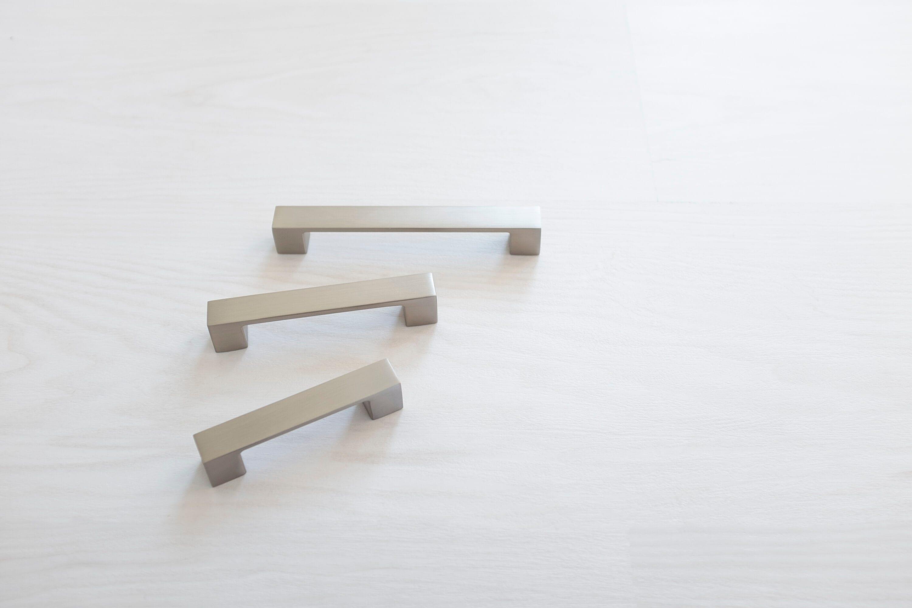 Dash Collection Handle Pull - Contemporary Hardware for Drawers & Cabinets (Set of 10)