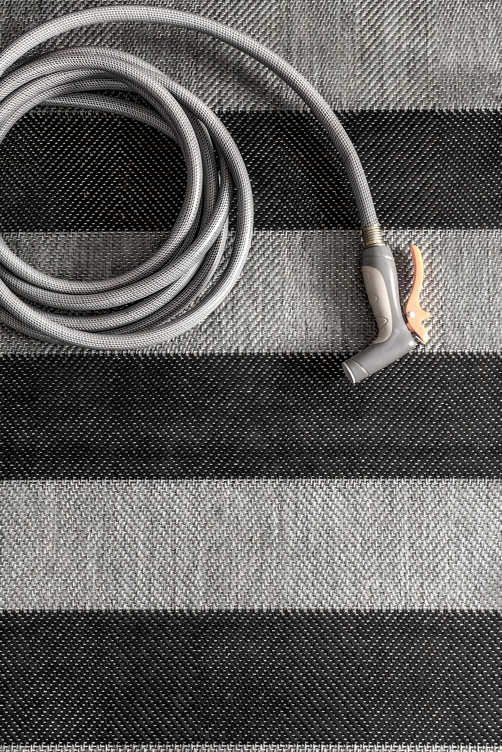 Nuloom Alexis Striped 4x6 Indoor/Outdoor Area Rug for Living Room Patio Deck Front Porch Kitchen, Black/Light Grey