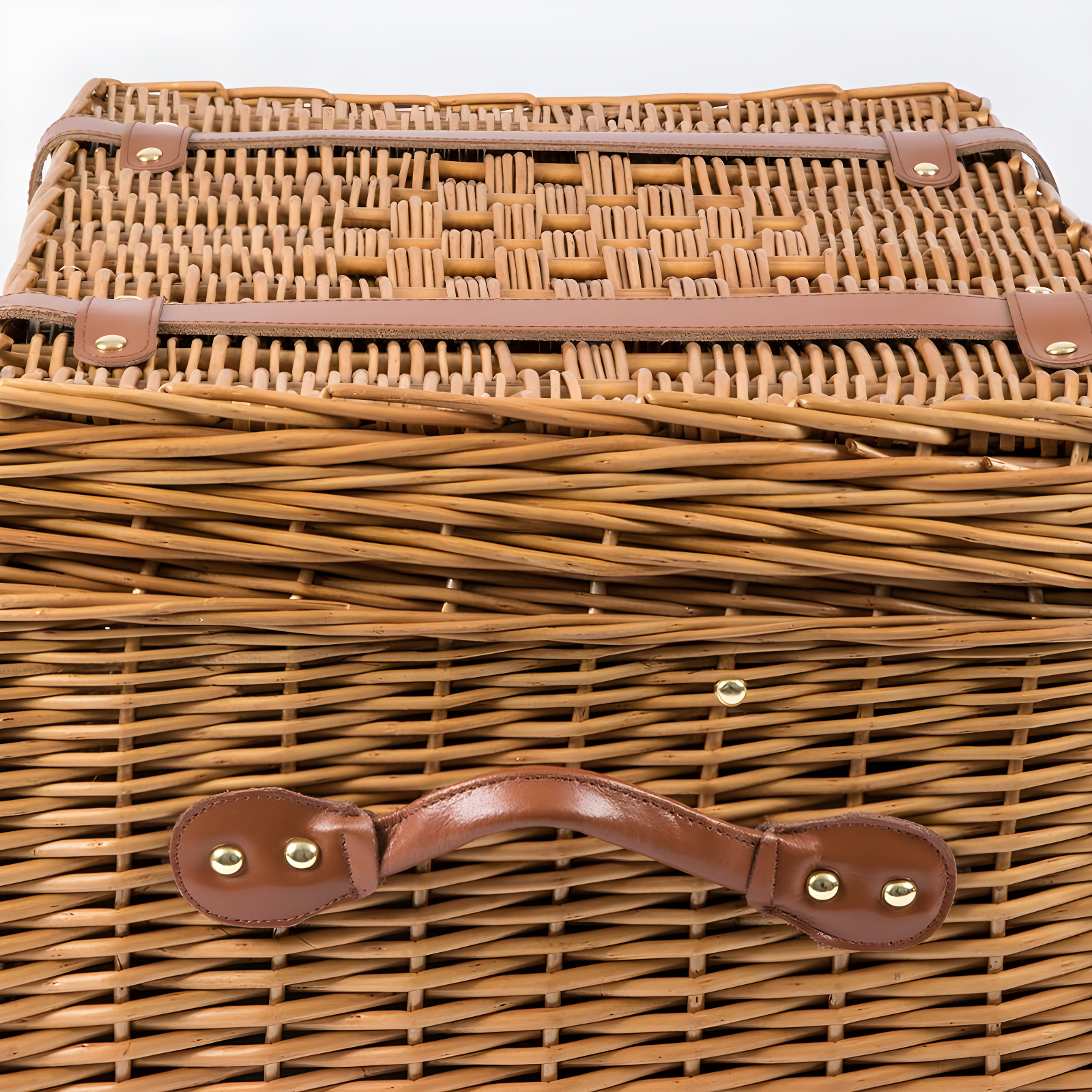 Picnic Time Windsor Luxury Large Wicker Picnic Basket with Picnic