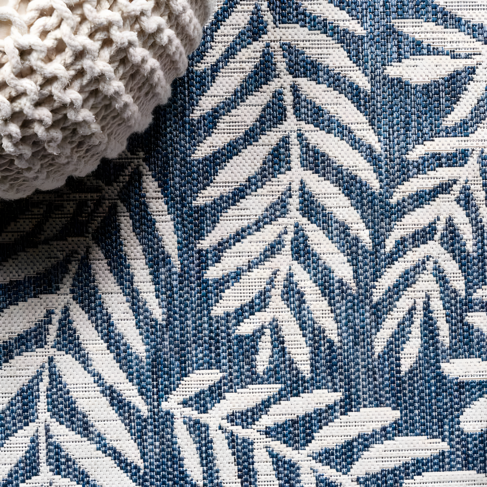 4'x6' Nevis Palm Frond Indoor/Outdoor Area Rug, Navy/Ivory - JONATHAN Y