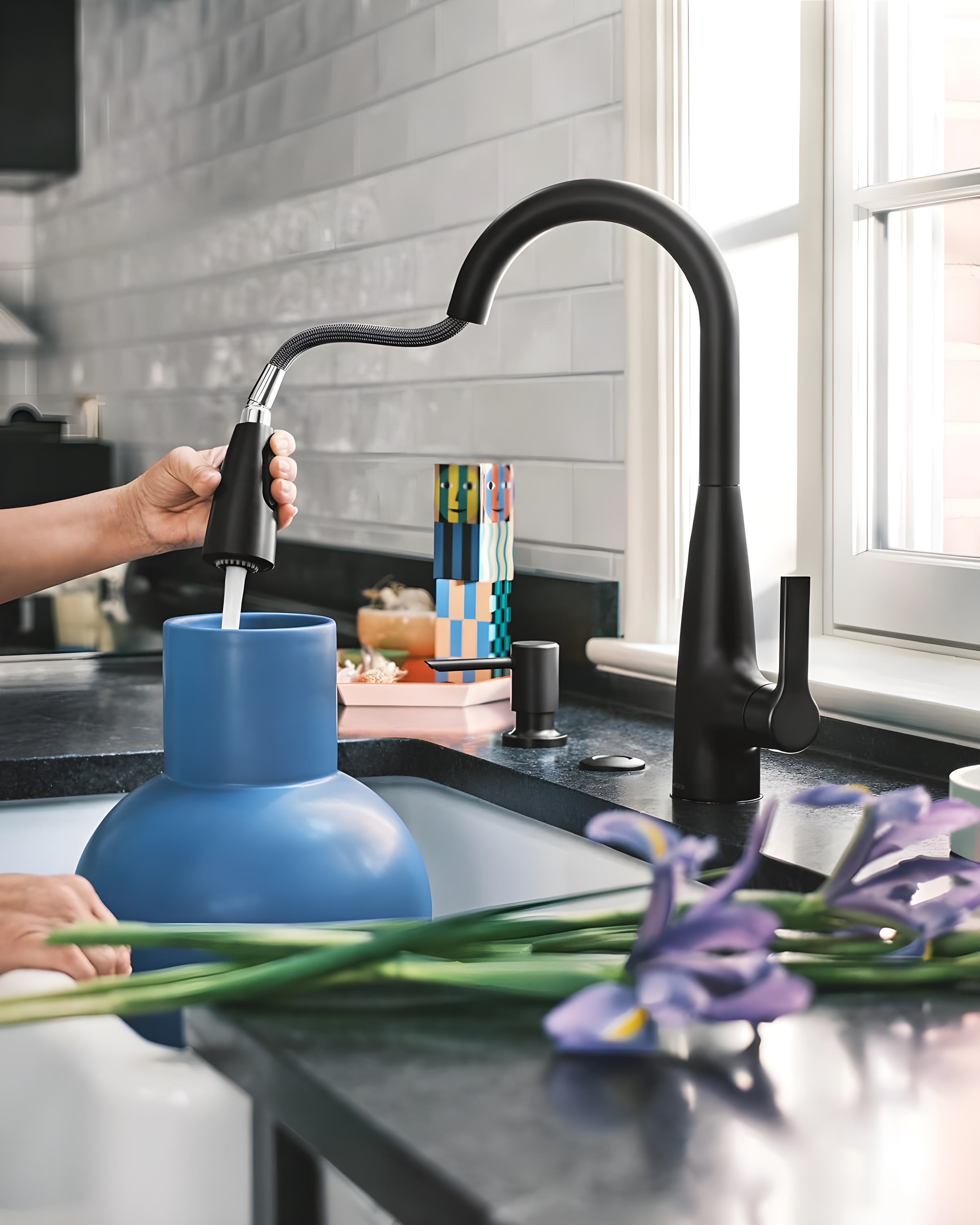 Moen Haelyn Matte Black Single Handle Deck-mount Handle Residential Pull-down Kitchen Faucet with Sprayer ( Deck Plate Included ) (Soap Dispenser Included)