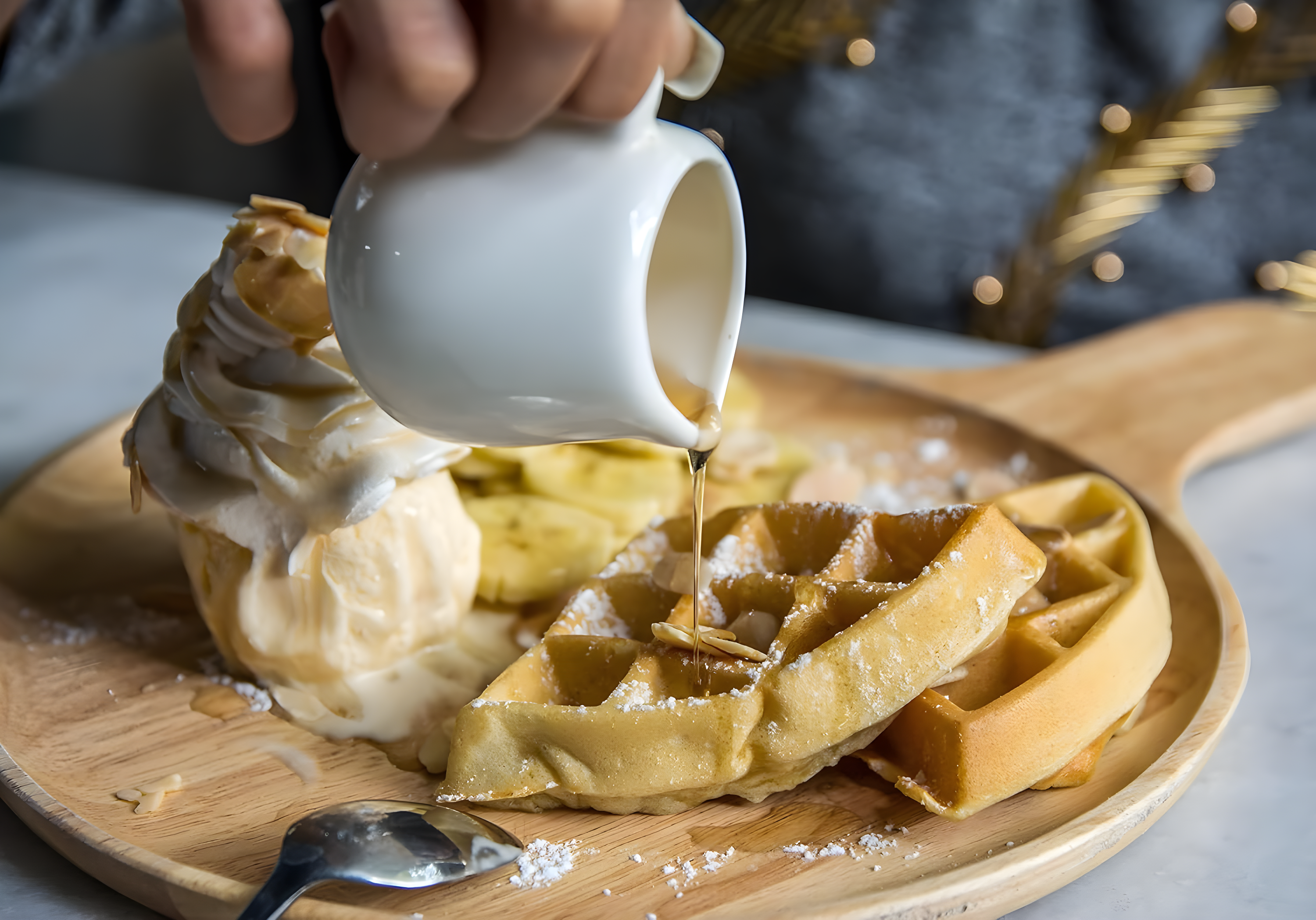 Moss & Stone White Belgian Waffle Maker, Electric Waffle Machine, Non-Stick Grids, Temperature Control, Round Waffle