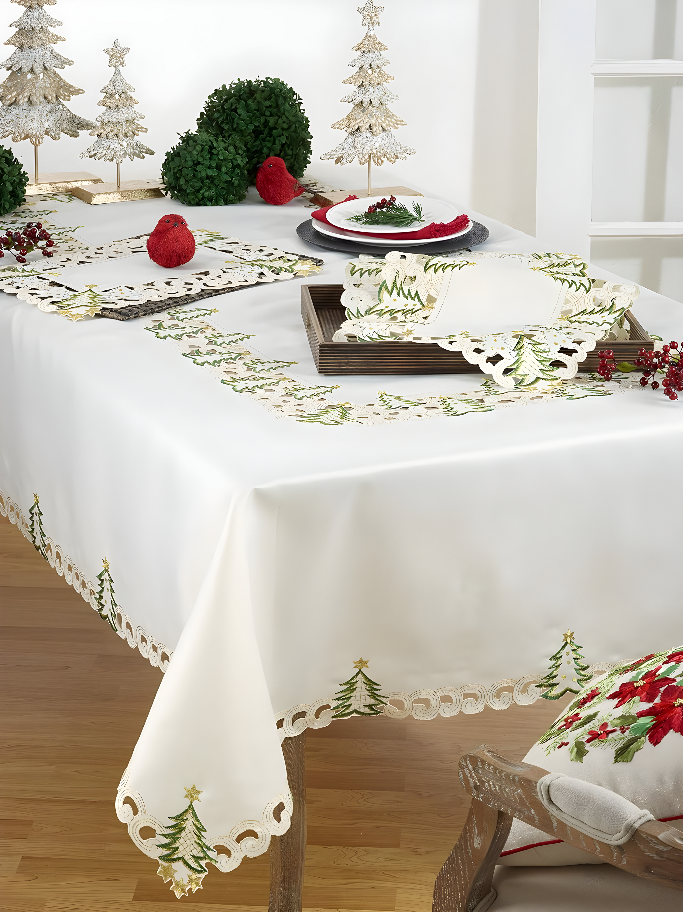 Saro Lifestyle Nostalgic Holiday Christmas Tree Table Runner, Ivory, 16" x 108"