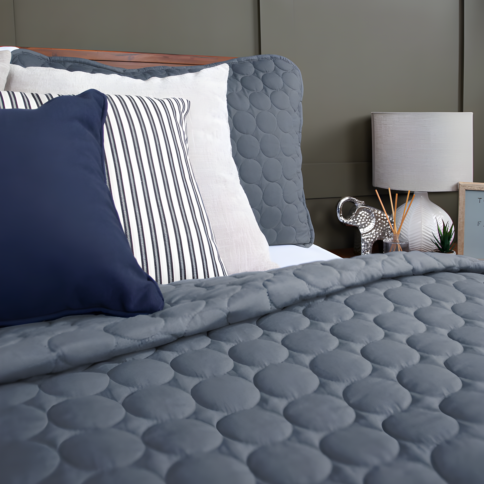 Southshore Fine Linens Lightweight Oversized Reversible Quilt Set with shams