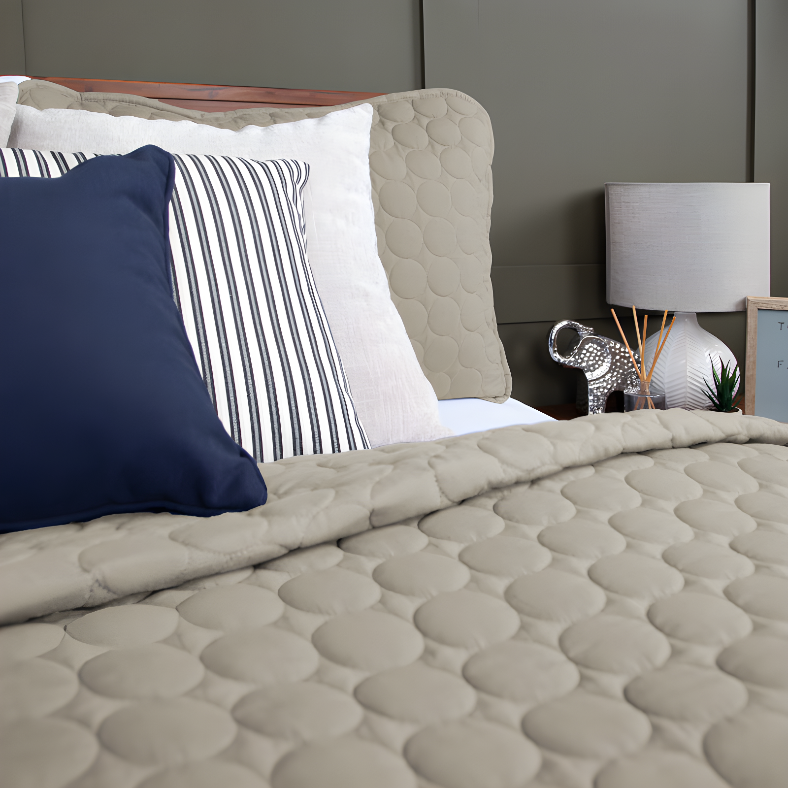 SouthShore Fine Linens Southshore Fine Linens Lightweight Oversized Reversible Quilt Set with shams