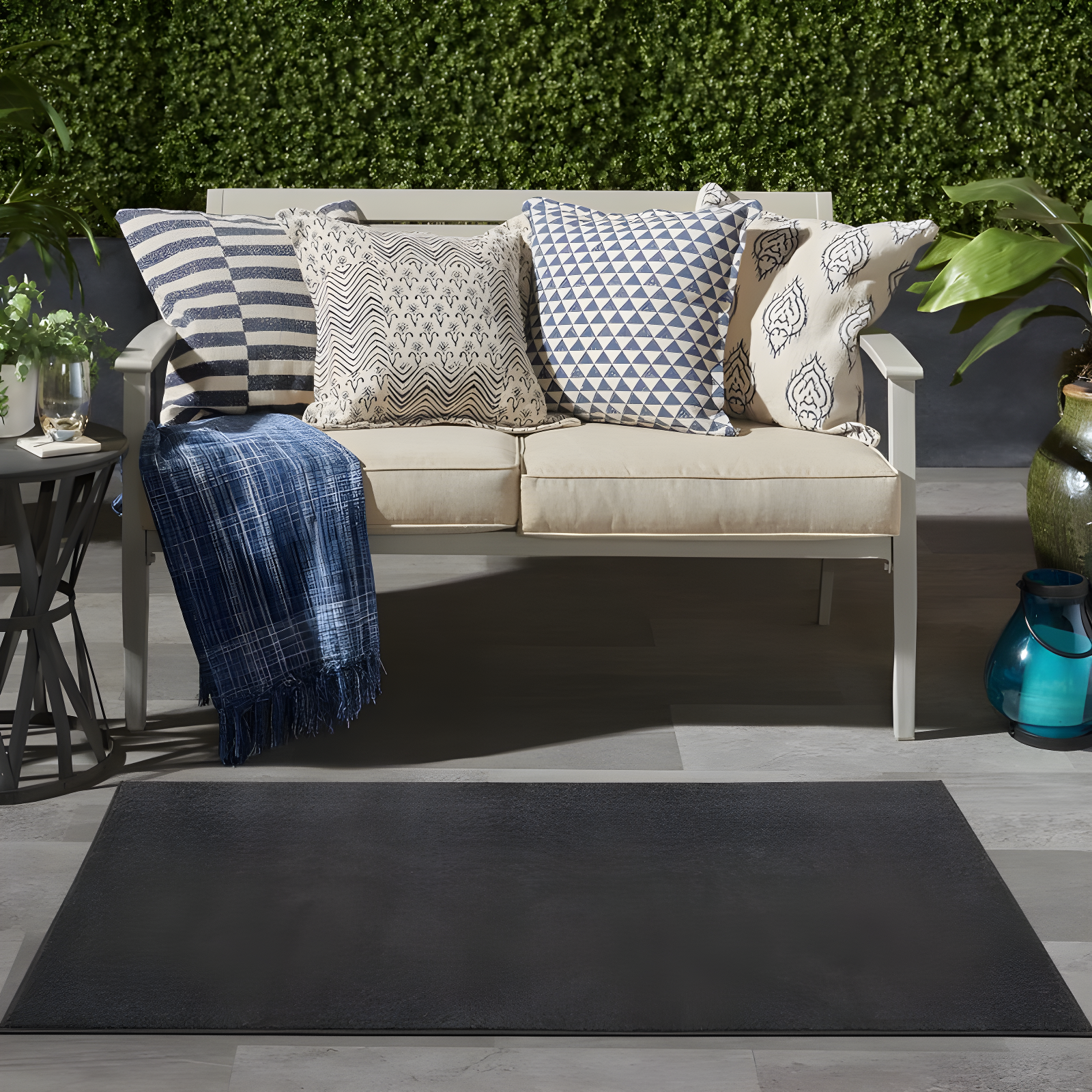 Latitude Run® Yolonda Modern Black Area Rug
