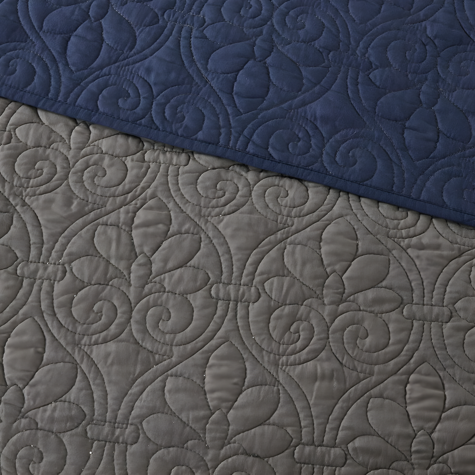 Quebec Reversible Quilt Set